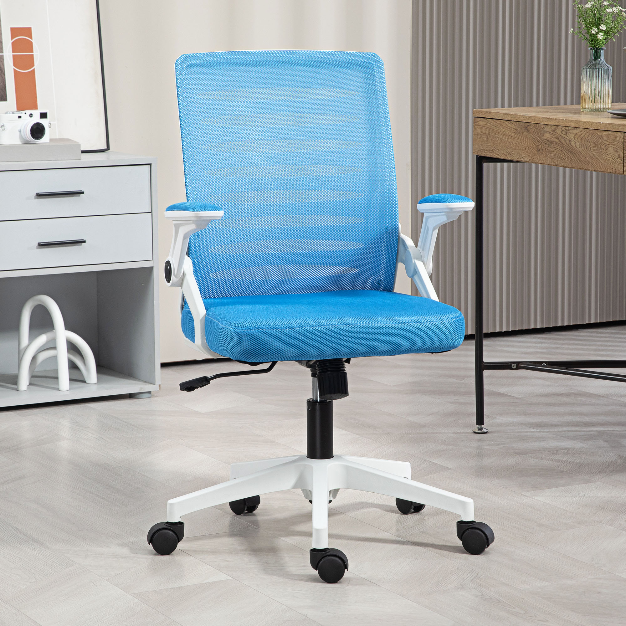Una sedia da ufficio blu brillante con struttura bianca e ruote nere in una stanza.