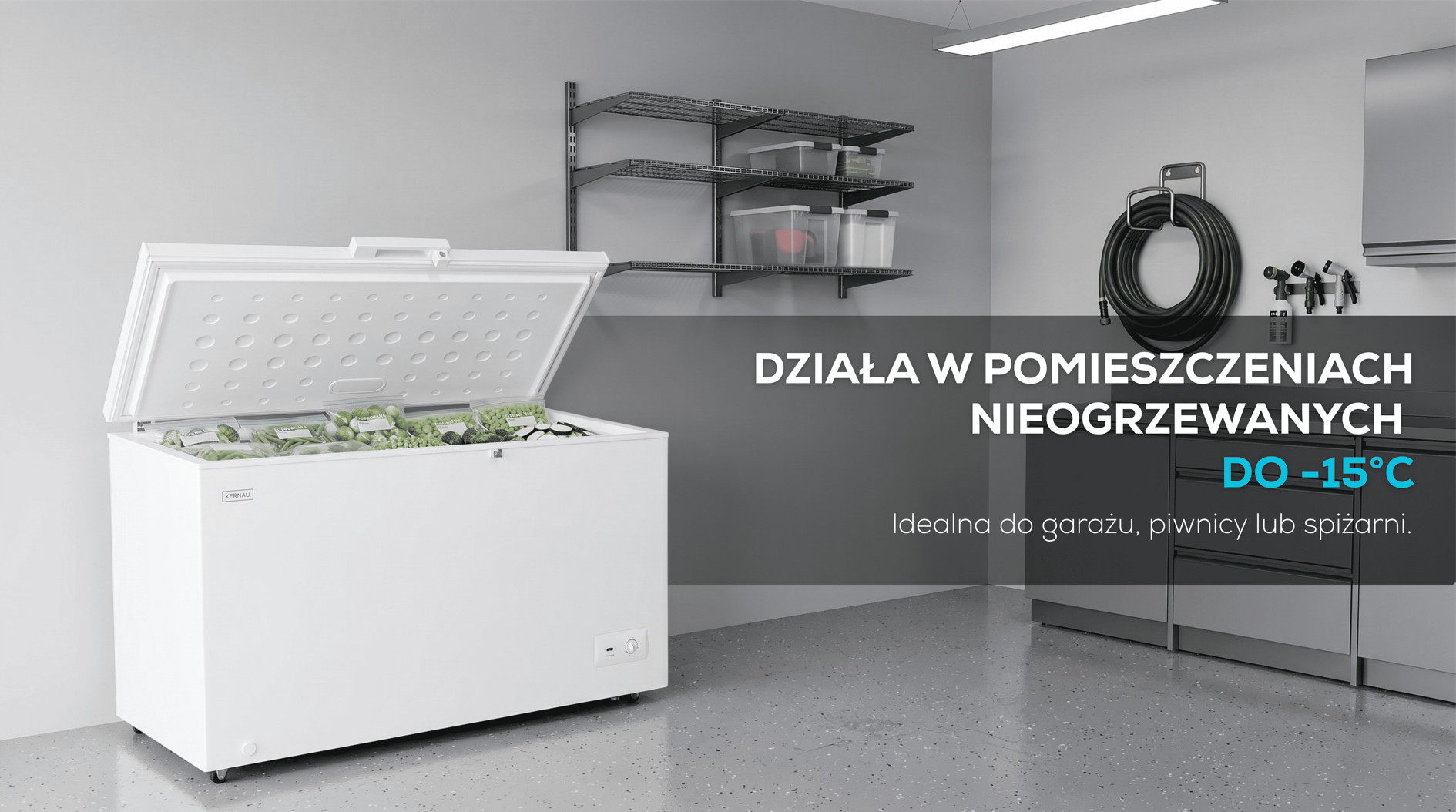 Biała zamrażarka skrzyniowa w pomieszczeniu, w tle półki i zwinięty wąż.