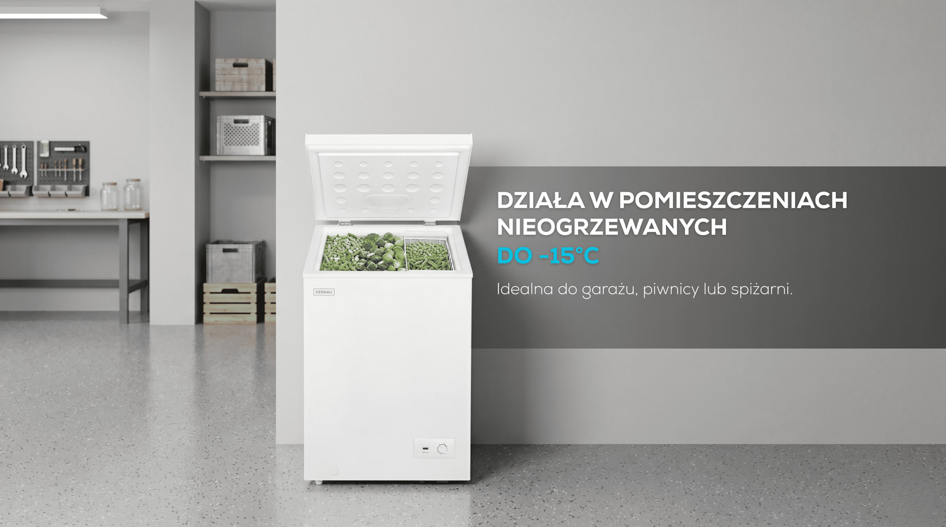 Biała zamrażarka skrzyniowa z otwartą pokrywą pełną warzyw stoi w pokoju, obok znajduje się tekst.