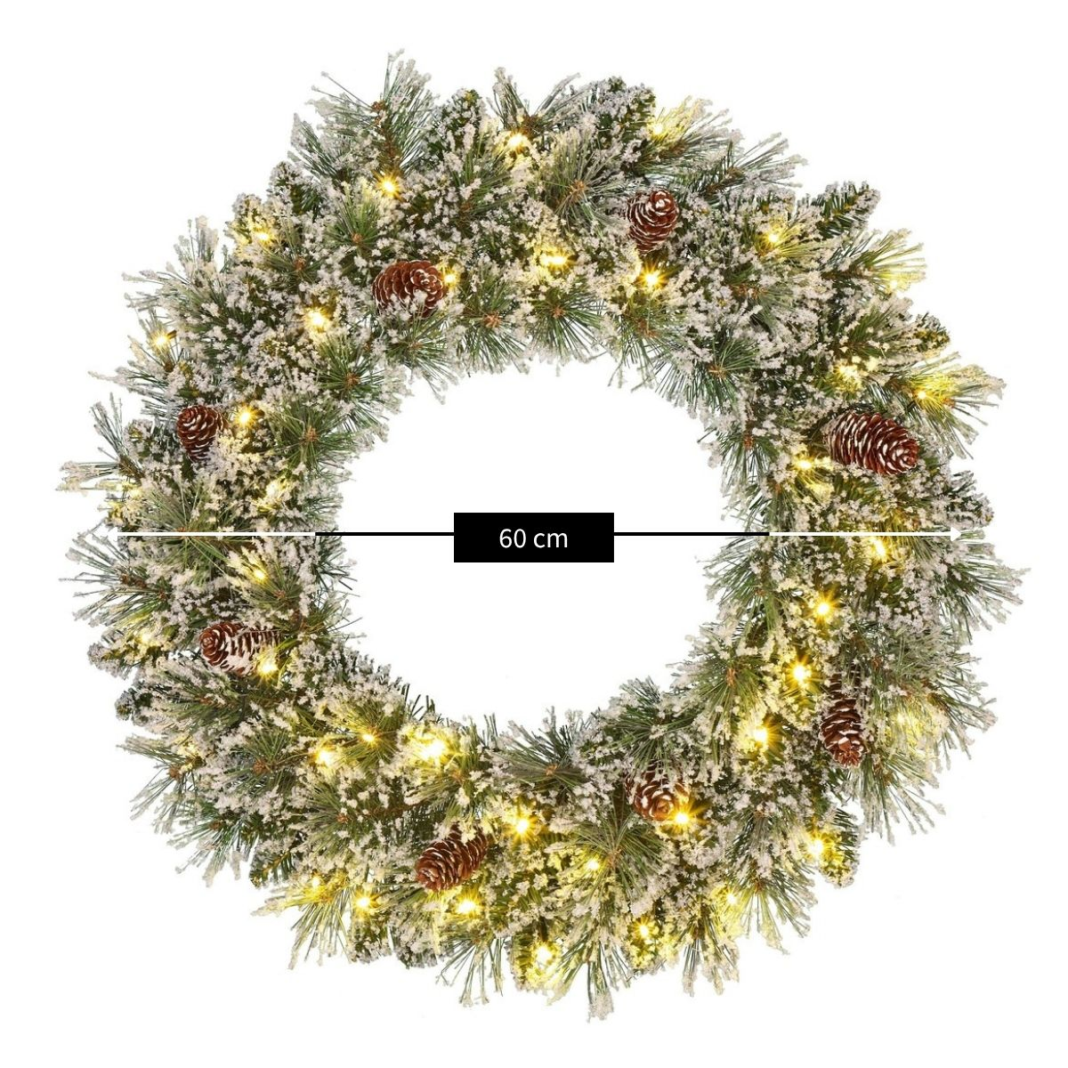 Een besneeuwde kerstkrans met dennenappels en warme led-lampjes heeft een diameter van 60 cm.
