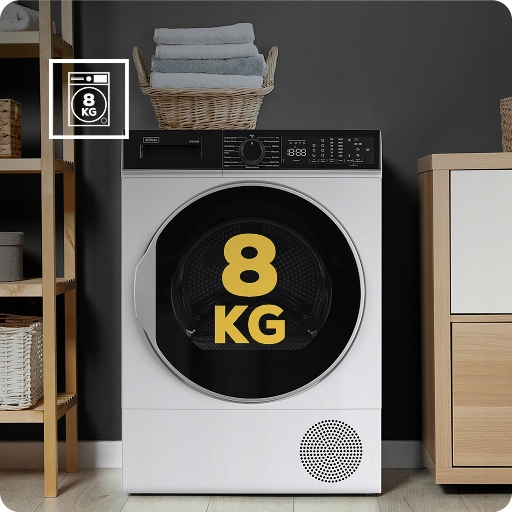 Biała suszarka 8 kg w pralniczym pokoju z wiklinowym koszem i drewnianymi półkami.