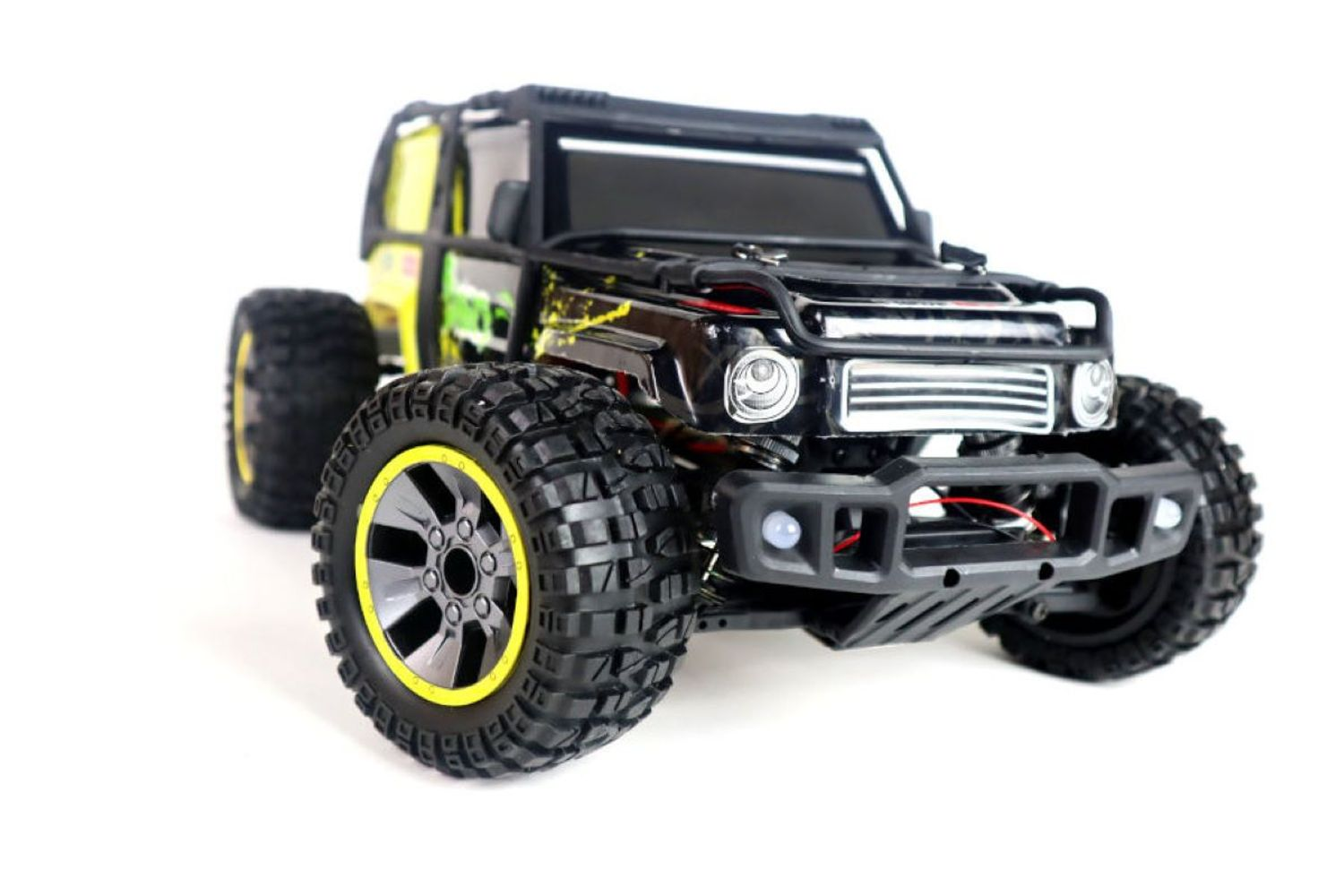 Ein schwarzes RC-Offroad-Auto mit gelben Akzenten und großen Reifen steht vor weißem Hintergrund.