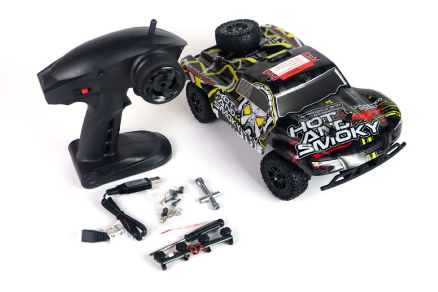 Ein ferngesteuertes Auto in Schwarz mit gelben Akzenten, Fernsteuerung, USB-Ladekabel und Werkzeug auf weißem Grund.