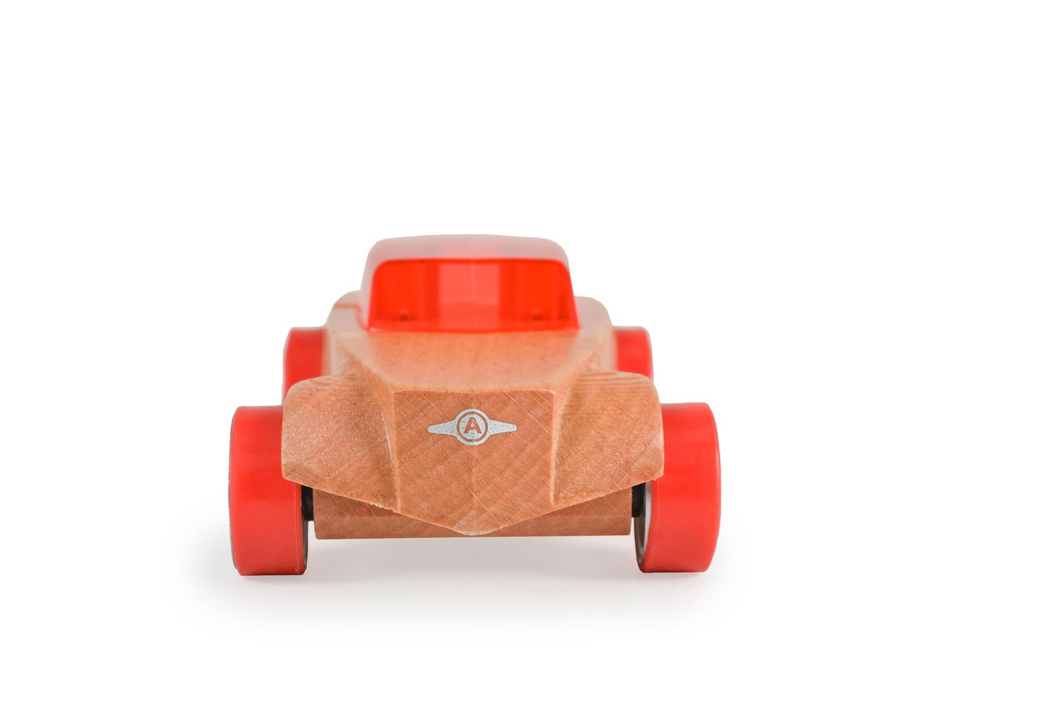 Ein hölzernes Spielzeugauto mit roten Rädern und einer roten Kunststoffwindschutzscheibe auf weißem Hintergrund.