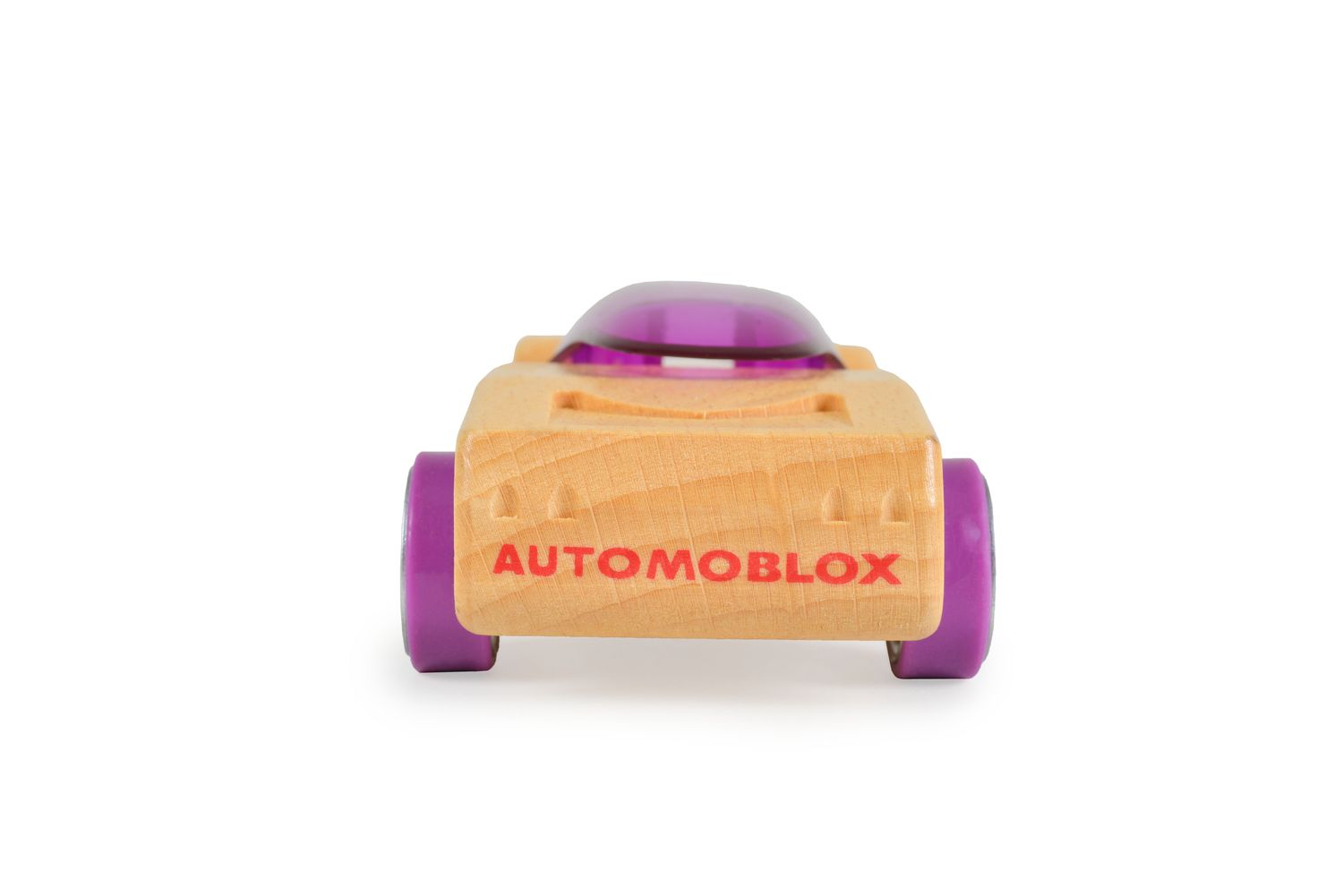 Ein Holzauto von Automoblox mit violetten Rädern und Dach auf weißem Hintergrund.