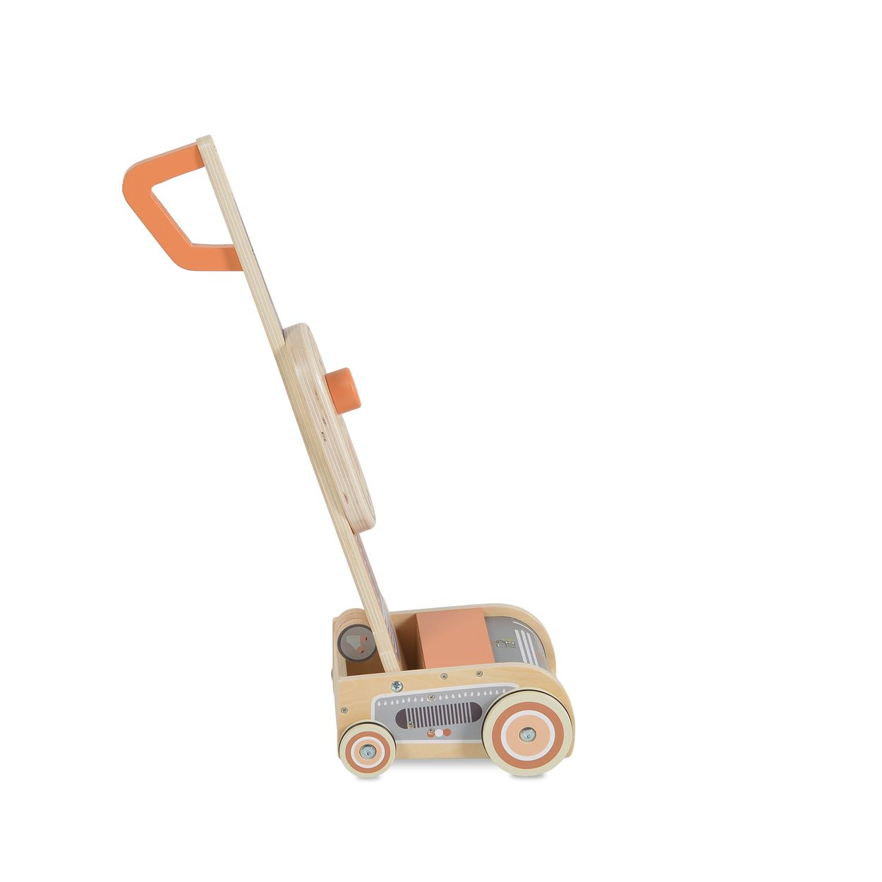 Ein hölzerner Lauflernwagen mit orangefarbenem Griff und Rädern auf weißem Hintergrund.