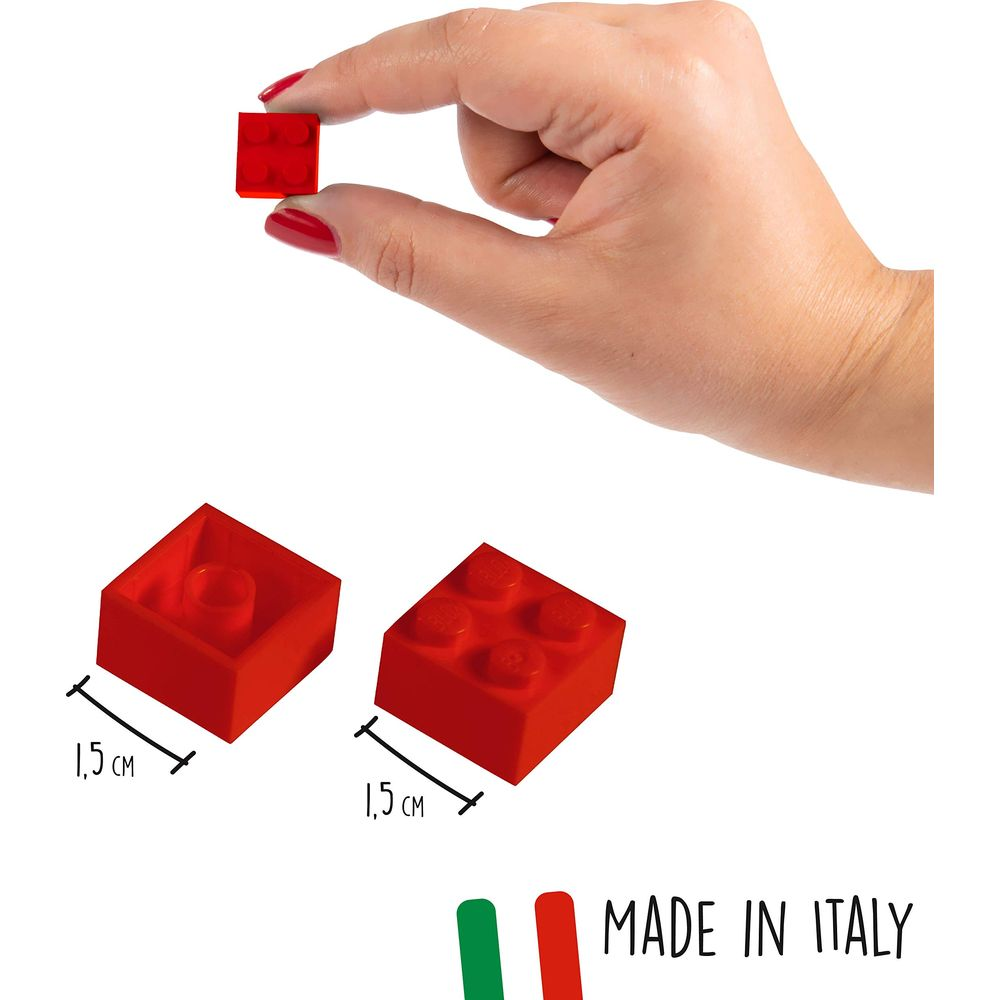 Eine Hand hält einen roten Spielstein, daneben zwei Steine mit 1,5 cm Maßangabe und Made in Italy.