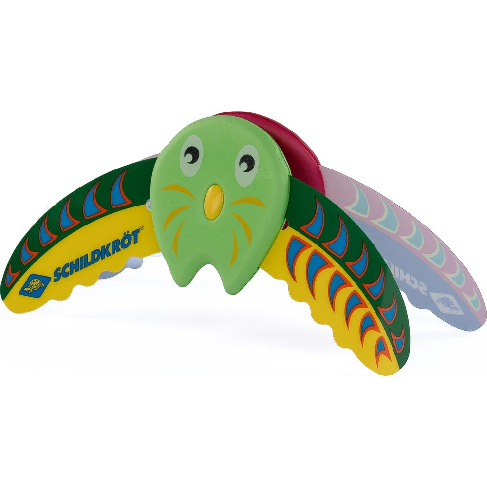 Bunt verziertes Schildkröt-Spielzeug mit grünem Kopf und großen Flügeln auf weißem Grund.