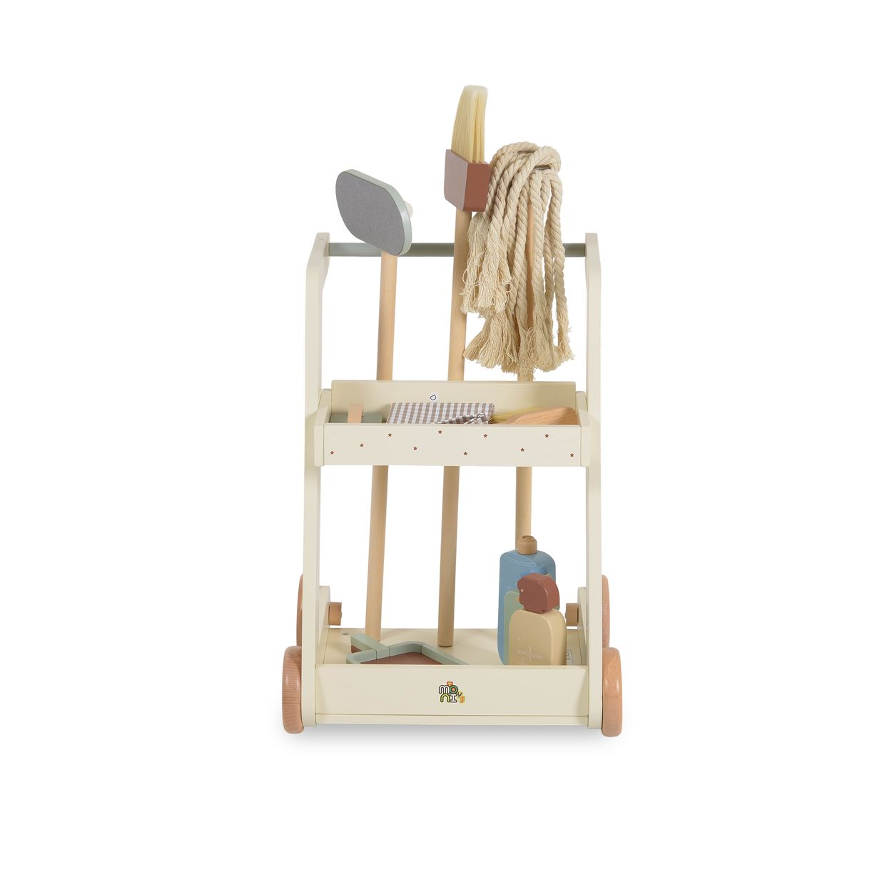Ein weißer Holzputzwagen für Kinder mit Besen, Mopp und Zubehör auf weißem Grund.