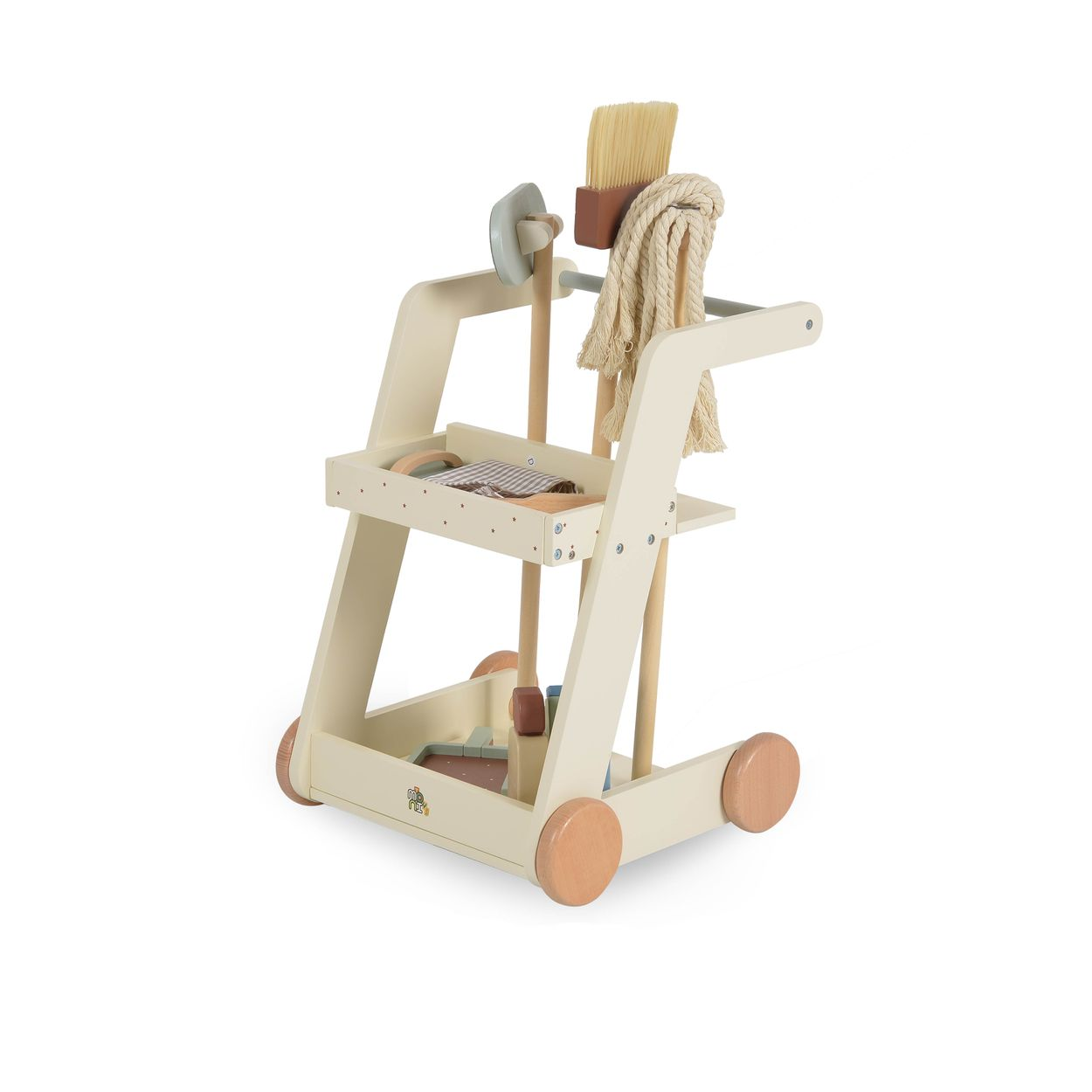 Ein weißer Holz-Putztruppwagen mit kleinen Besen, Mop und Zubehör auf vier Holzrädern.
