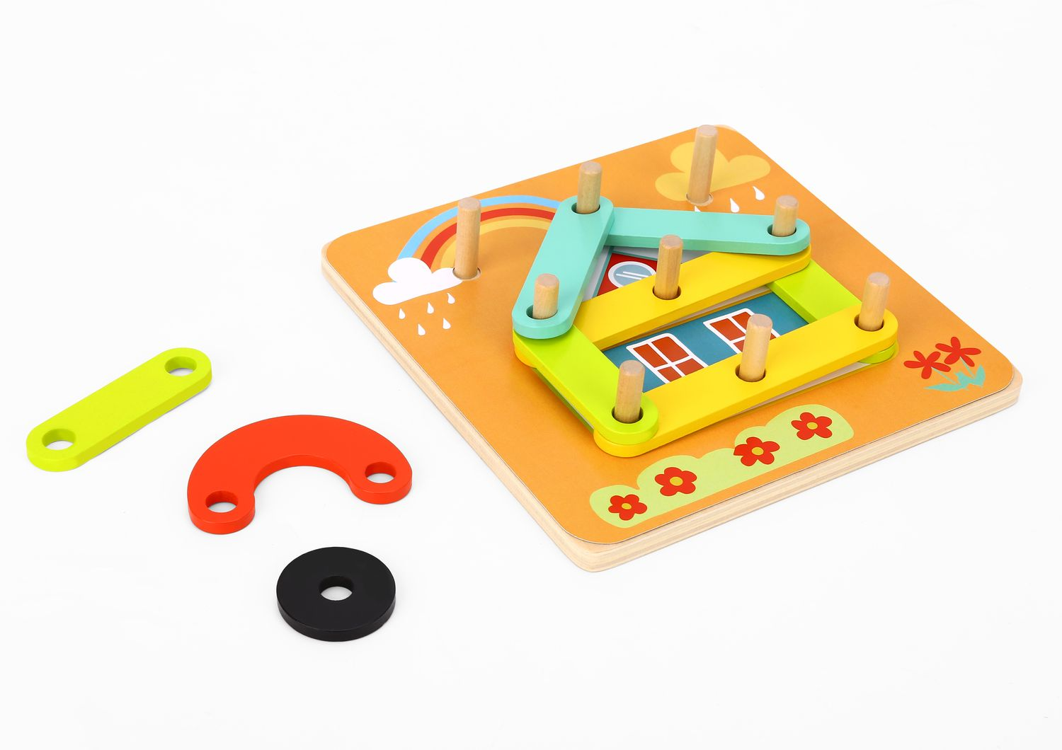 Ein Holzpuzzlespielzeug auf weißem Hintergrund mit Hausdesign, Pflöcken und losen Teilen inklusive grünem Stab.