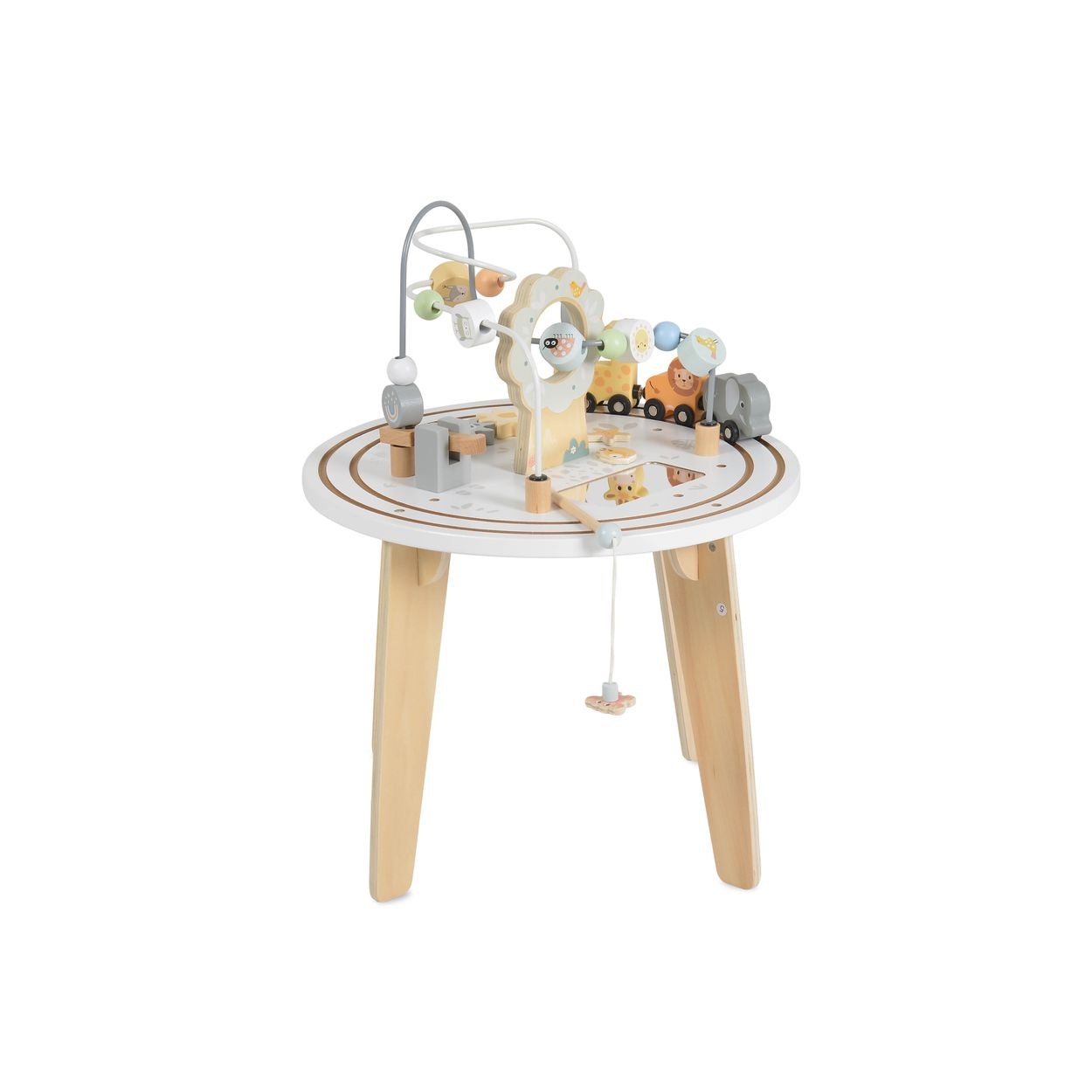 Ein Holztisch mit bunten Perlenlabyrinthen, Tierspielsachen und Schienen auf weißem Hintergrund.