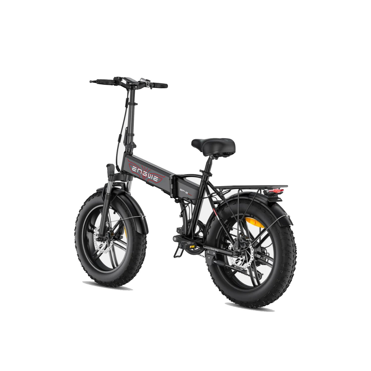 Una bicicletta elettrica nera con pneumatici larghi e portapacchi su sfondo bianco.