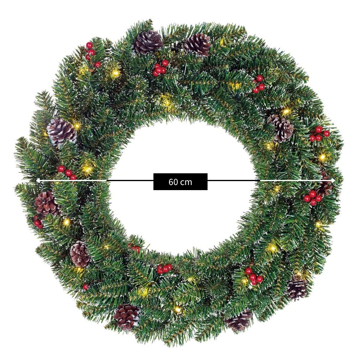 Een kerstdennenkrans van 60 cm met dennenappels, rode bessen en ingebouwde led-lampjes tegen een witte achtergrond.