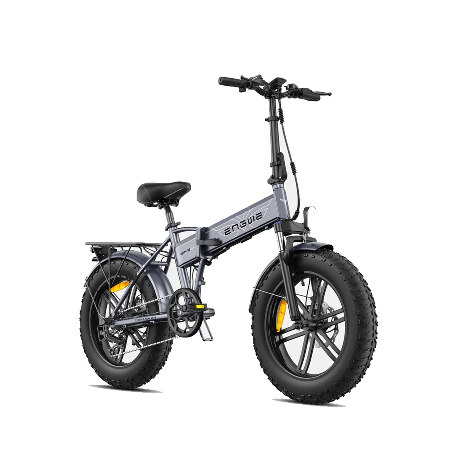 Una bicicletta elettrica pieghevole grigia con pneumatici spessi si erge isolata su uno sfondo bianco.
