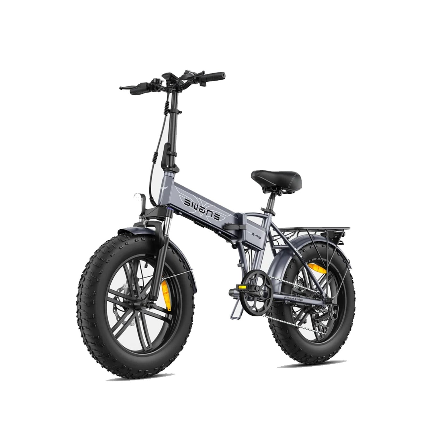 Una bicicletta elettrica pieghevole grigia con pneumatici larghi, sella nera e portapacchi su sfondo bianco.