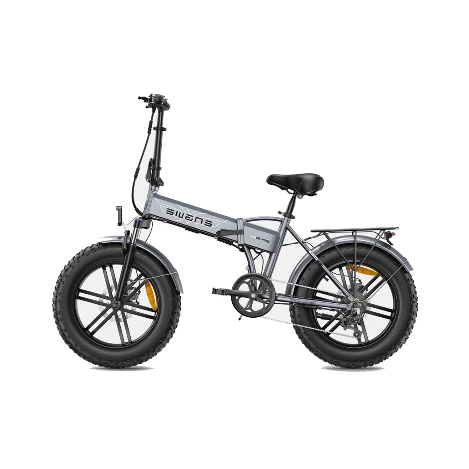 Una e-bike pieghevole grigia con gomme larghe, parafanghi e portapacchi posteriore.
