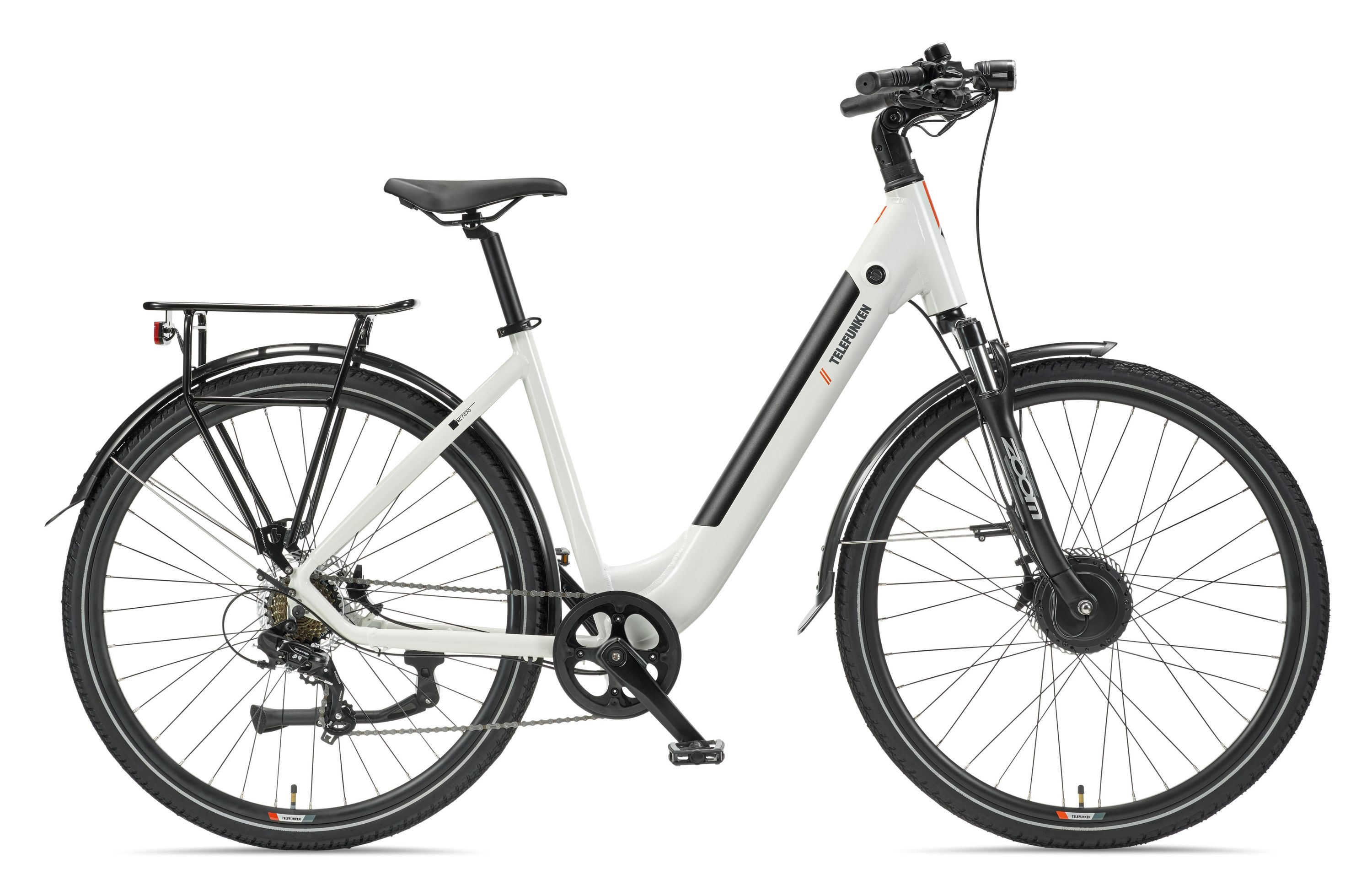 Ein weißes Telefunken-E-Bike mit schwarzem Gepäckträger, Schutzblechen und integriertem Akku im Unterrohr.