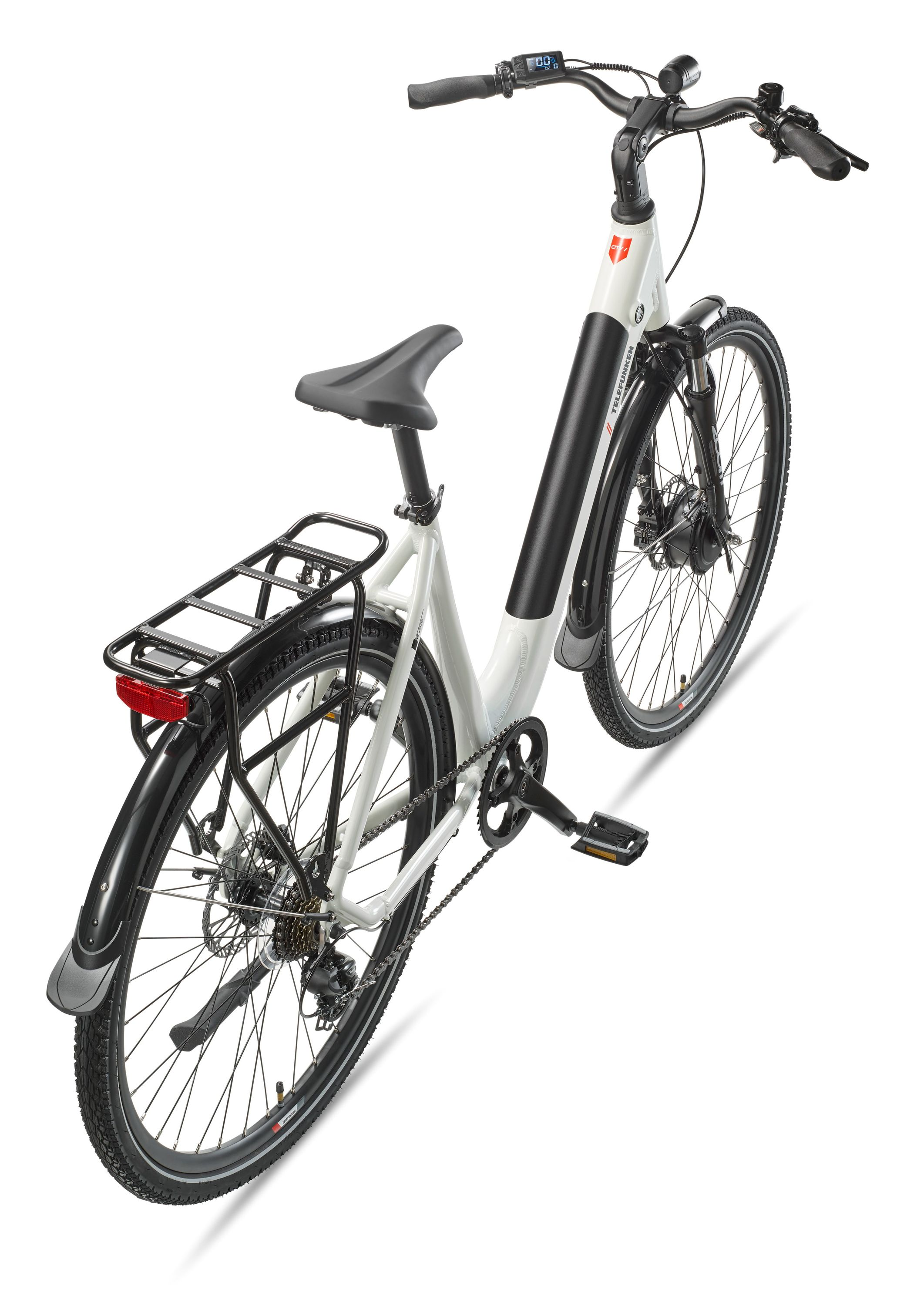 Ein weißes E-Bike mit Gepäckträger und schwarzem Akku auf weißem Hintergrund.