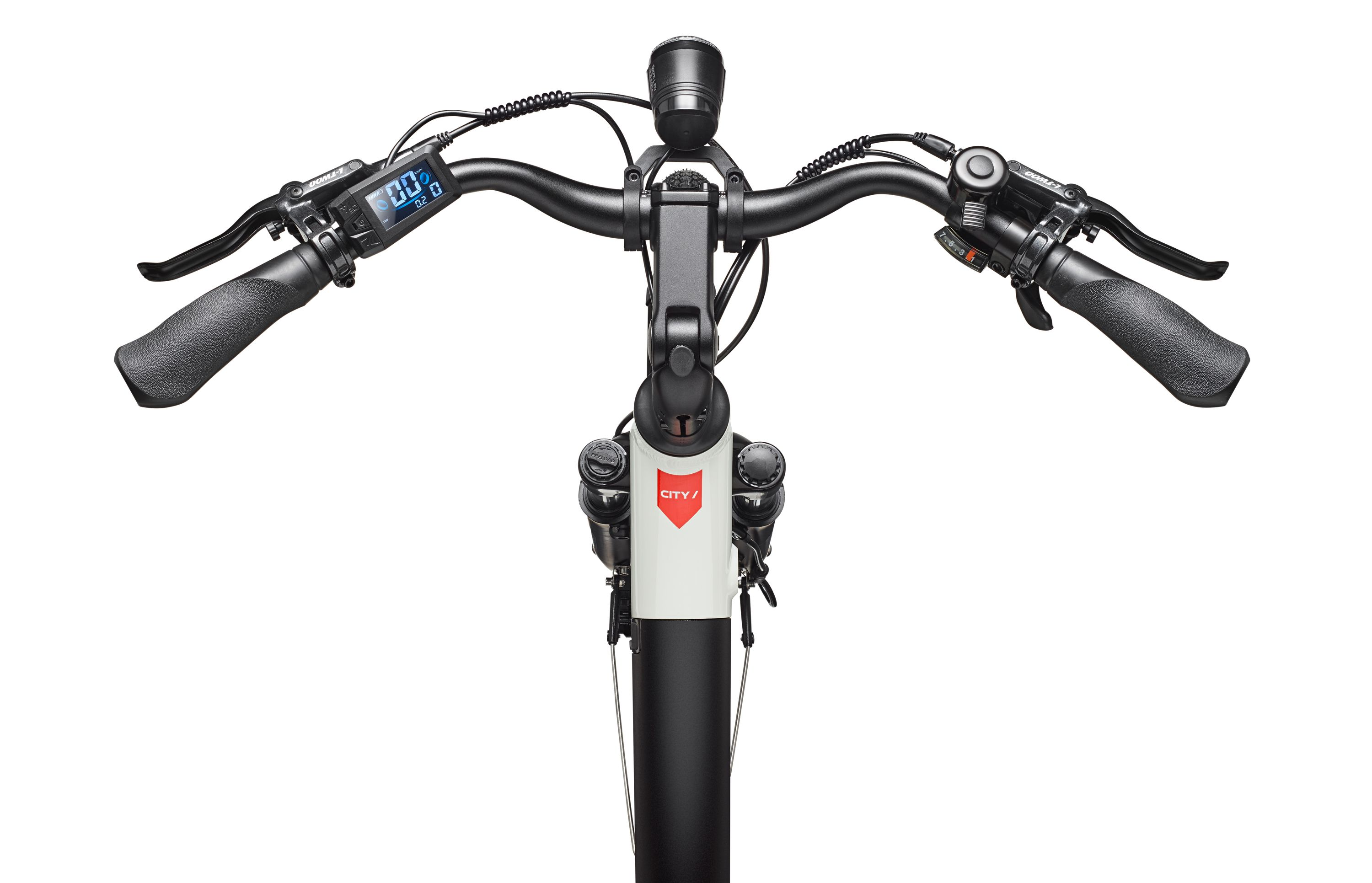 E-Bike-Lenker von oben mit Display, Scheinwerfer, Bremshebeln und Griffen auf weißem Hintergrund.
