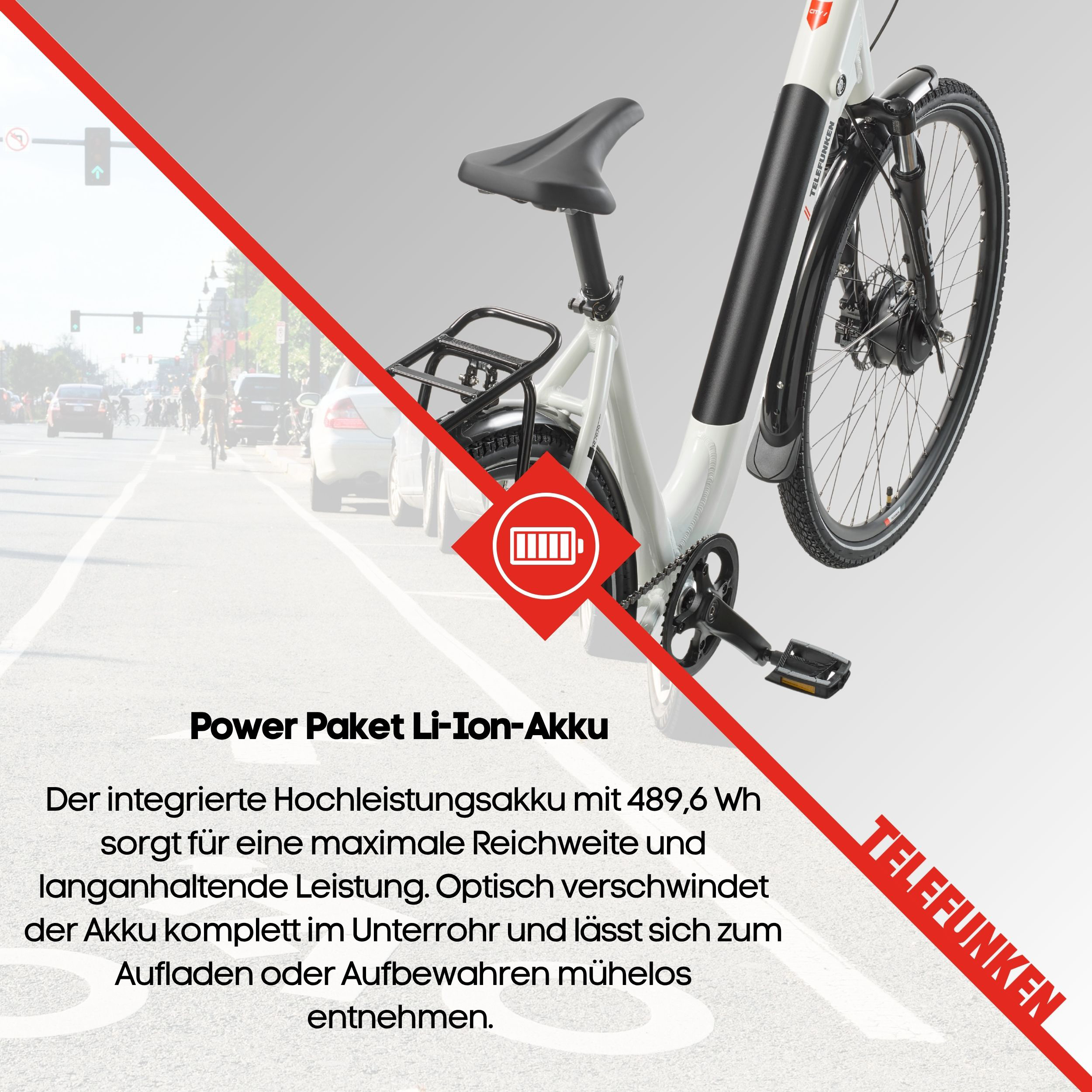 Ein weißes E-Bike mit integriertem Rahmenakku auf einer Straße mit Autos im Hintergrund.