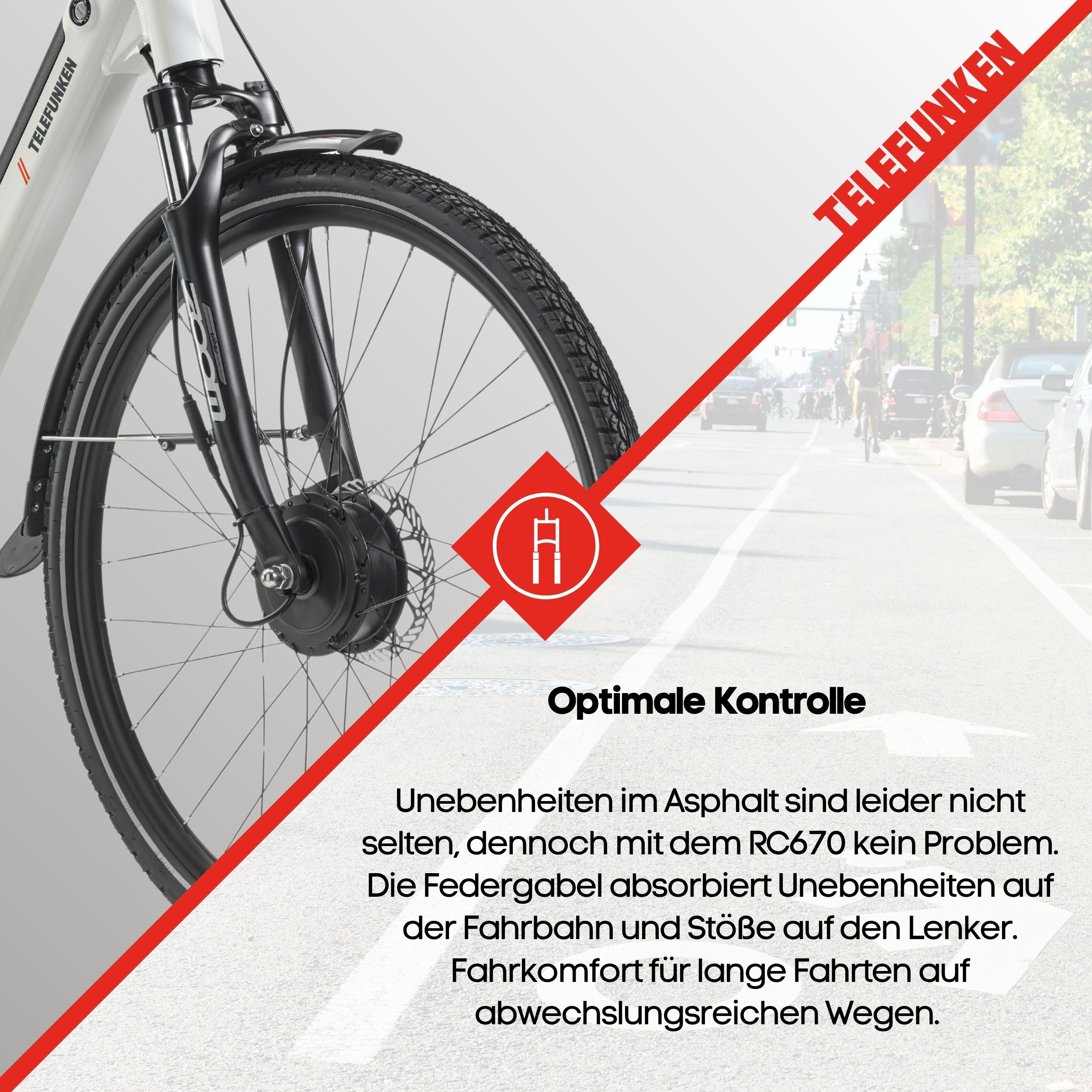 Nahaufnahme eines Fahrrad-Vorderrads und einer Federgabel vor verschwommener Stadtstraße und deutschem Werbetext.