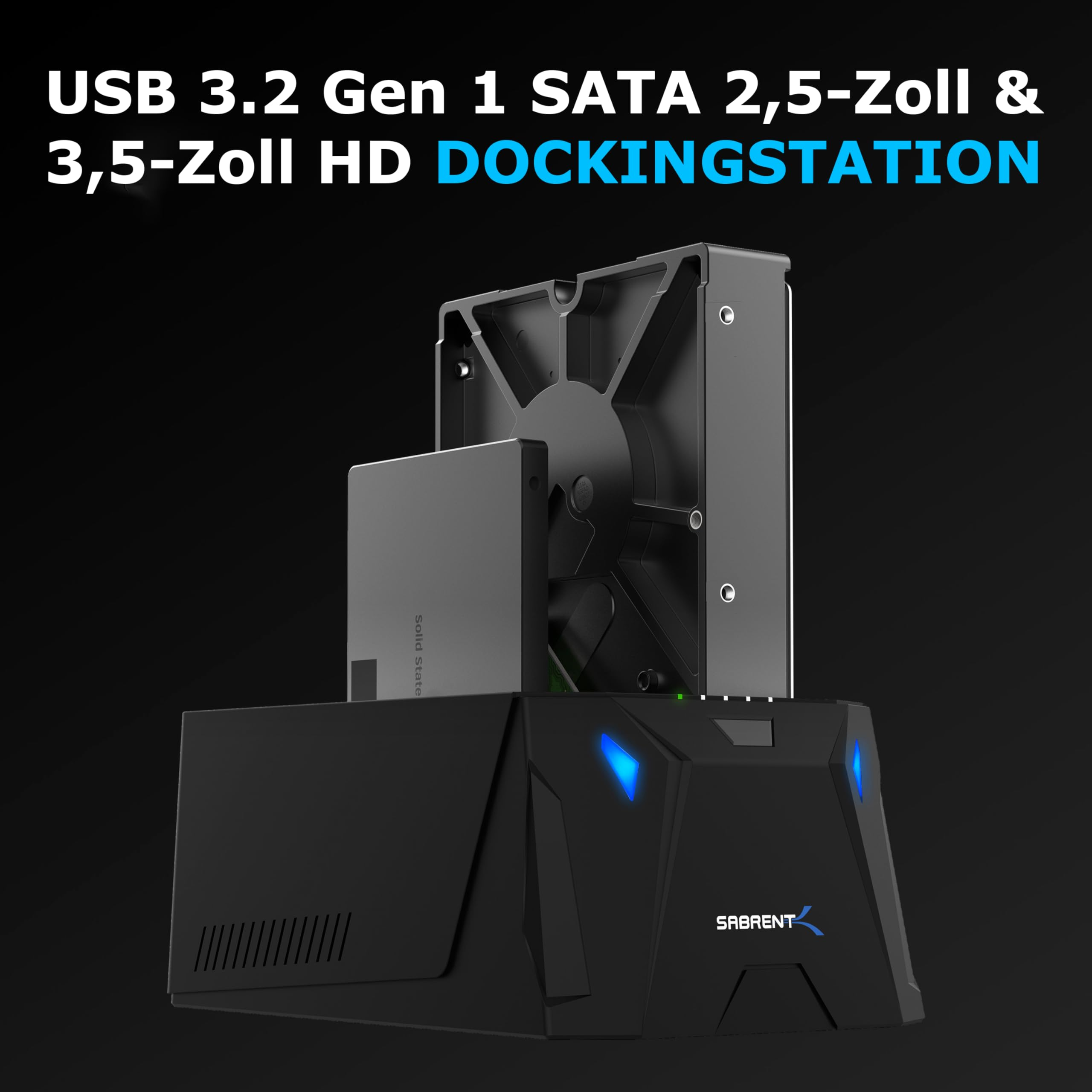 Schwarze Sabrent USB 3.2 Gen 1 Dockingstation mit zwei eingesetzten Festplatten auf dunklem Hintergrund.