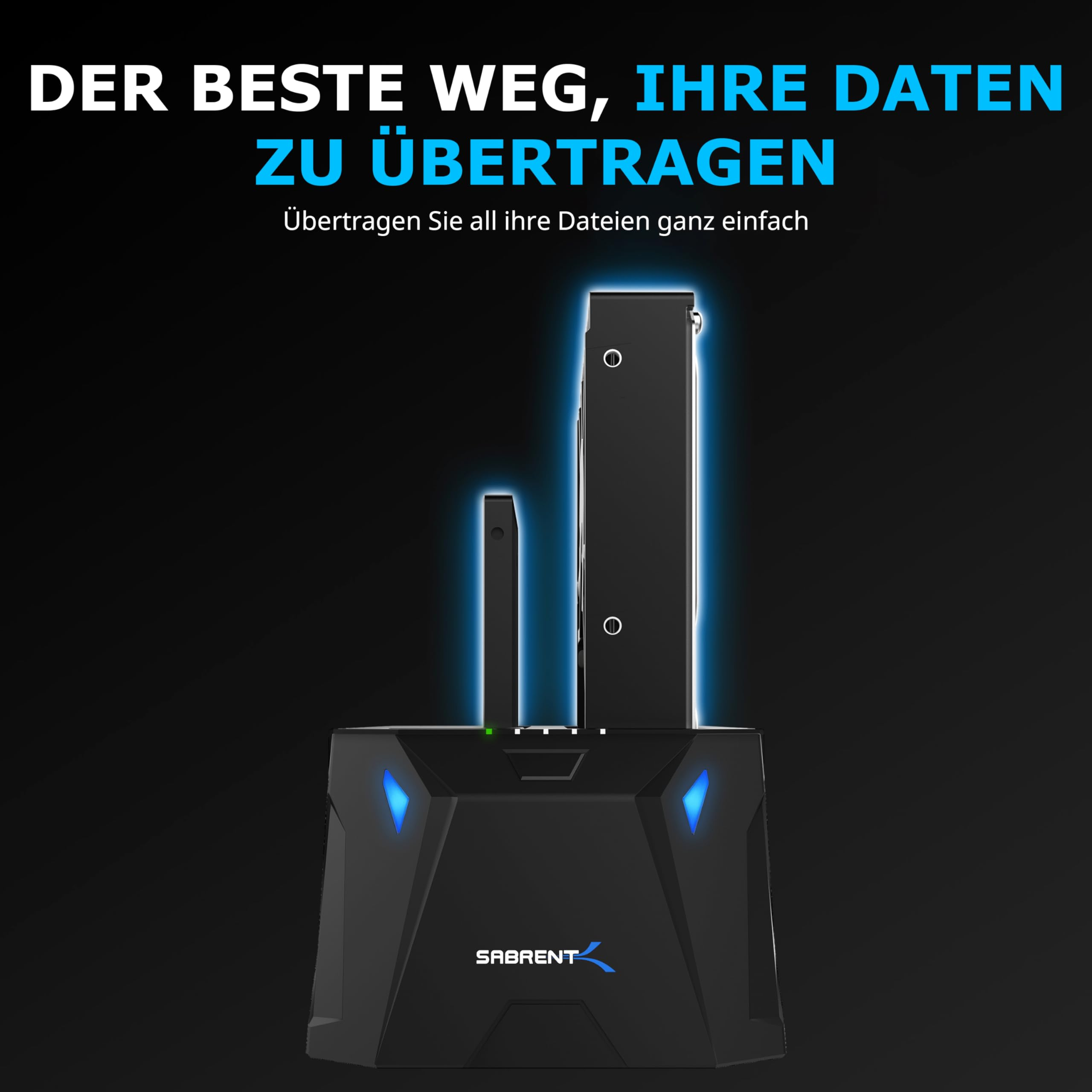 Eine schwarze Sabrent-Dockingstation mit eingesteckten Laufwerken und blauer Beleuchtung vor dunklem Hintergrund.