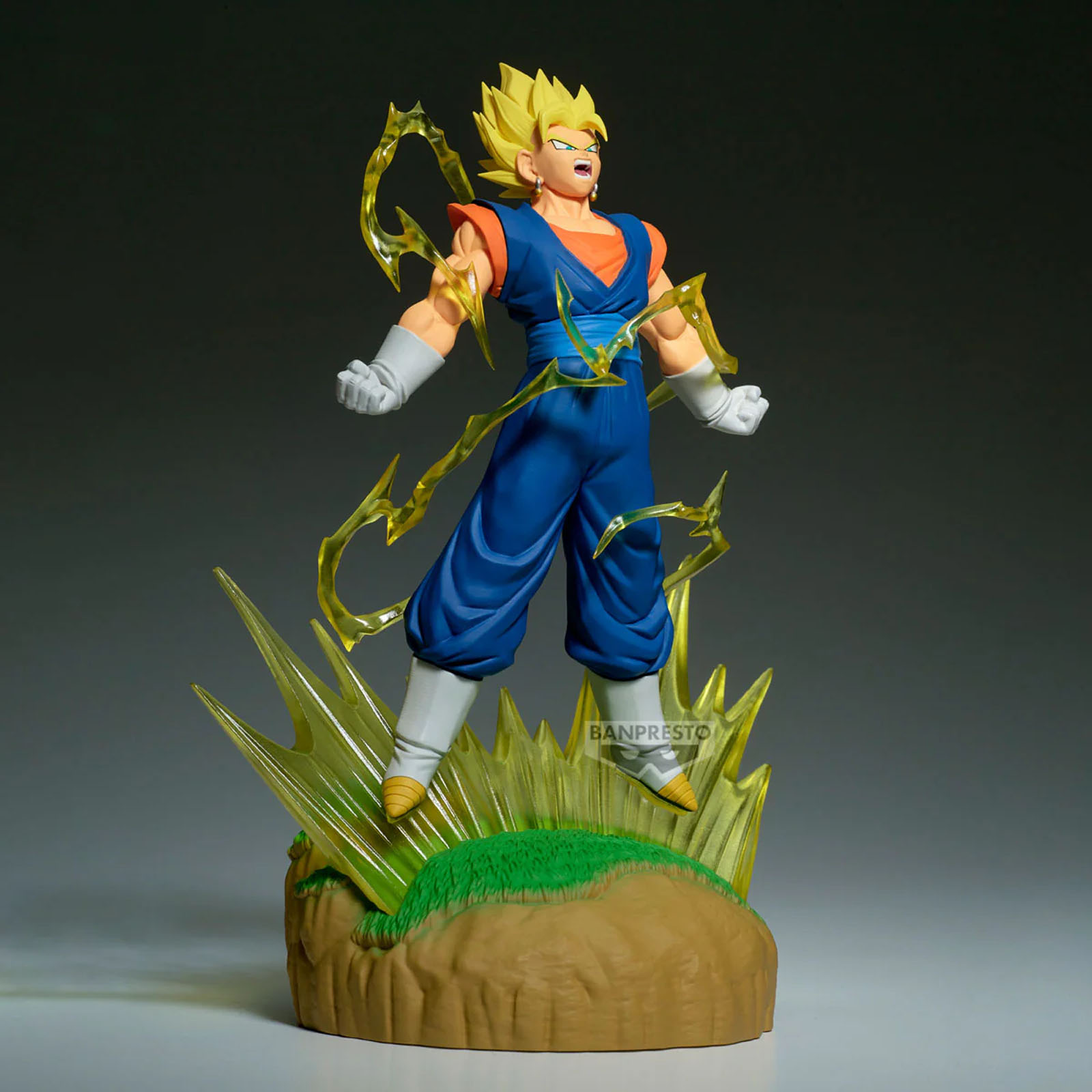 Anime-Figur von Super Saiyan Vegito, die über einer felsigen Basis mit gelben Energieeffekten schwebt.