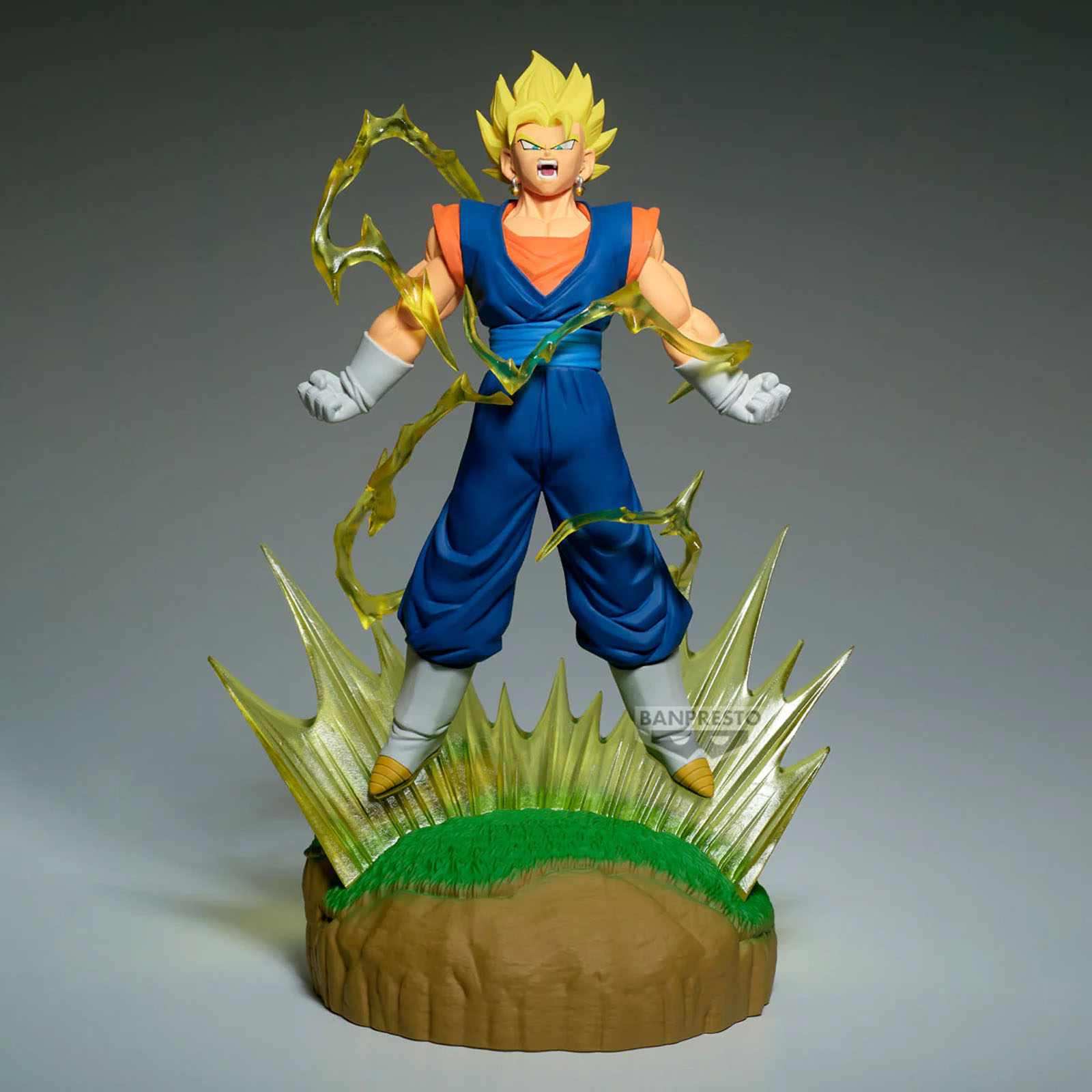 Anime-Figur mit gelben Haaren, blauer Kleidung, umgeben von gelben Energieblitzen auf einem felsigen Sockel.