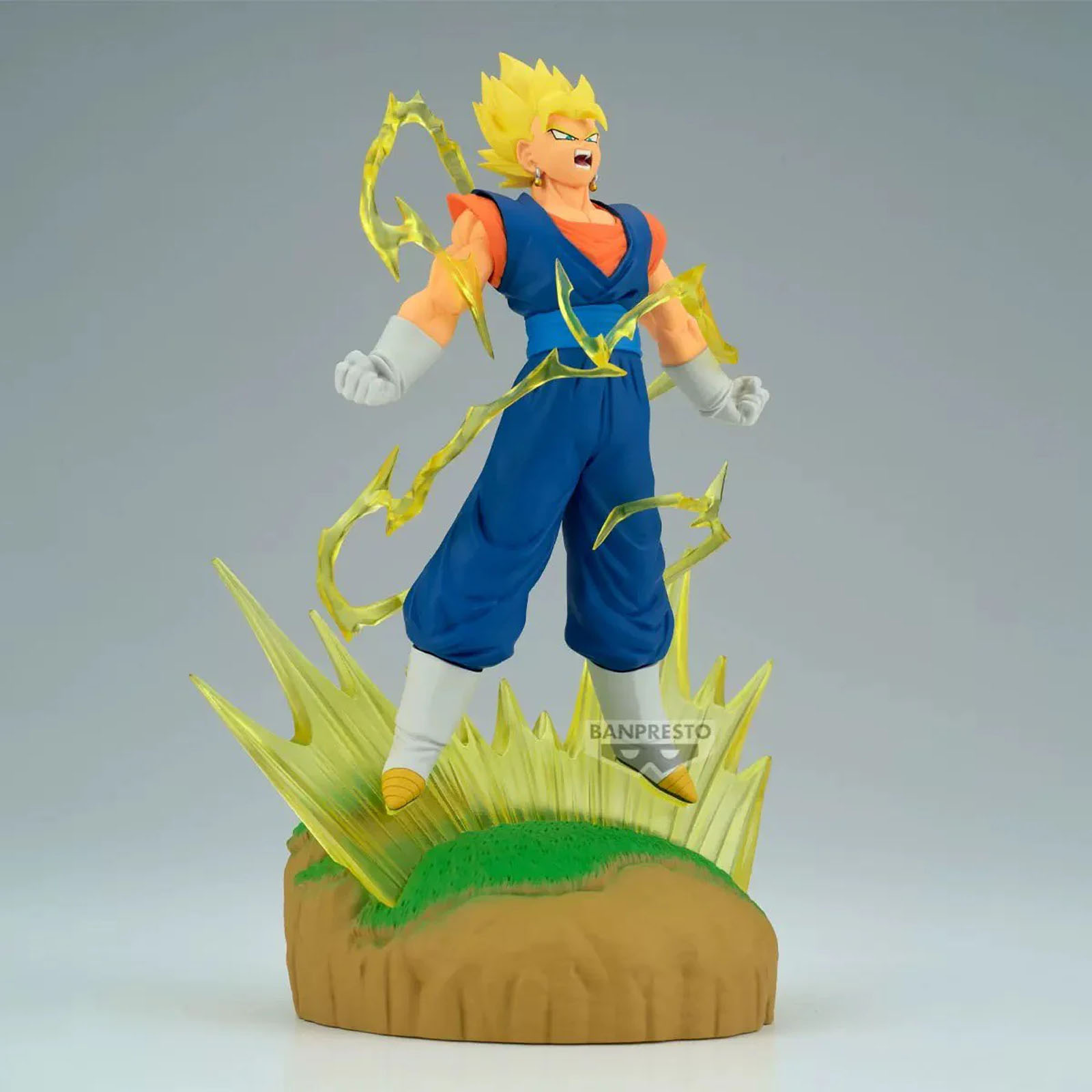 Anime-Figur eines blonden Super-Saiyajin mit blauer Kleidung auf einem felsigen Sockel mit gelben Energieeffekten.