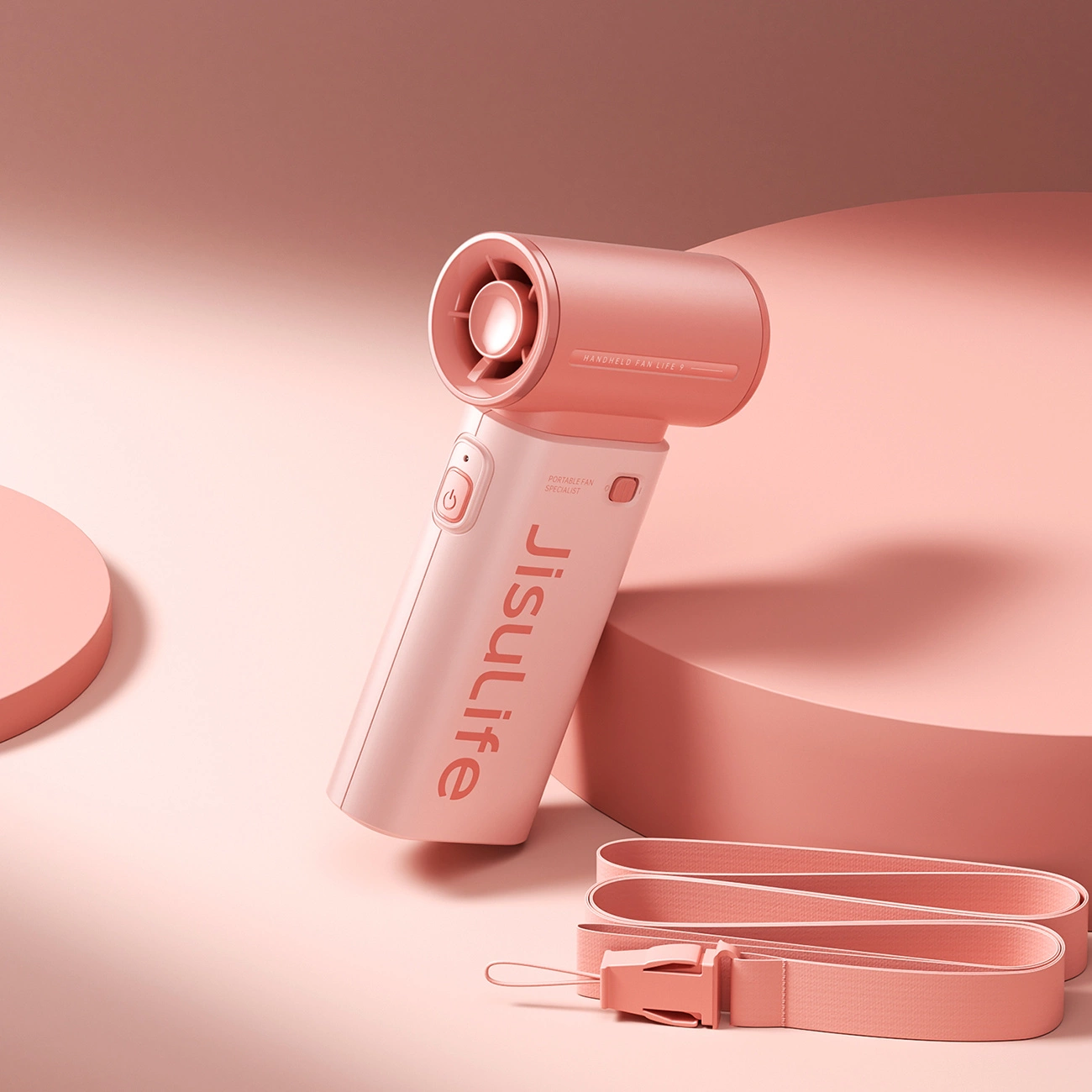 Pembe arka plan önünde pembe ayaklık üzerinde askılı pembe el fanı duruyor.