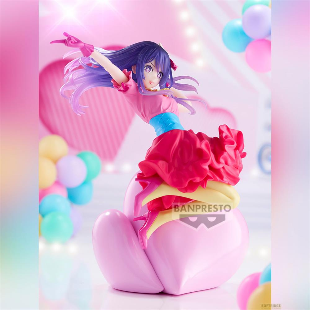 Figurka anime z fioletowymi włosami i różową sukienką pozuje na różowym sercu, otoczona kolorowymi balonami.