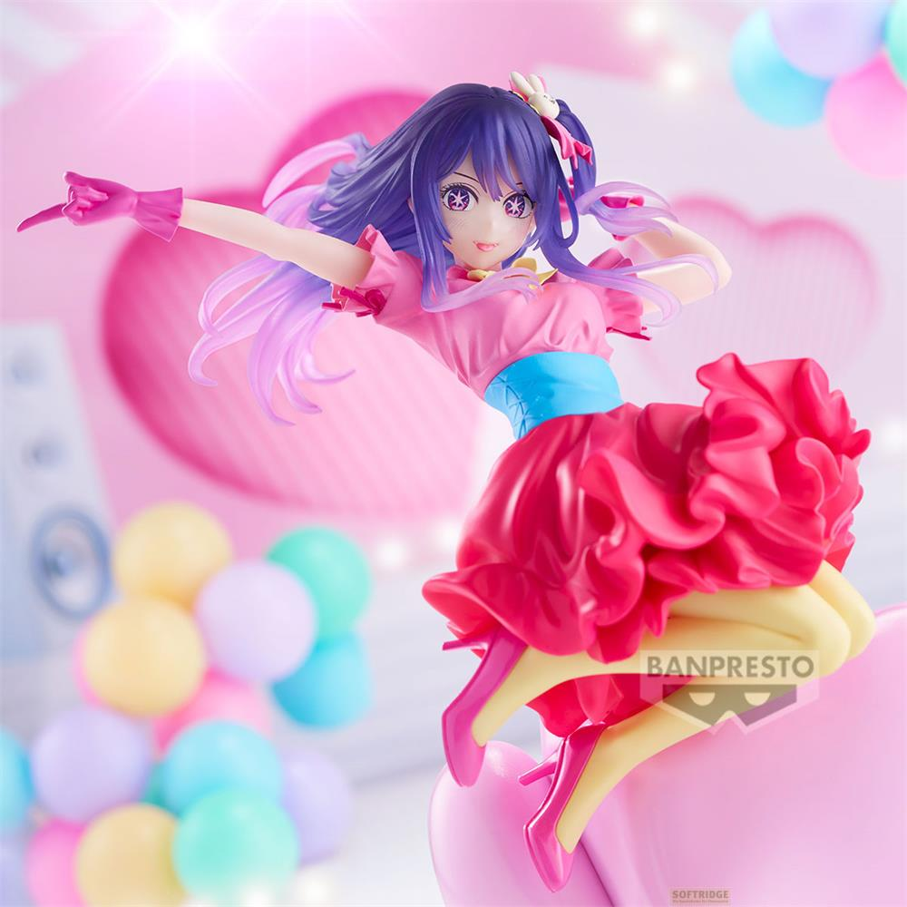 Figura anime z fioletowymi włosami, różową bluzką i czerwoną spódnicą, pozująca dynamicznie wśród kolorowych balonów.
