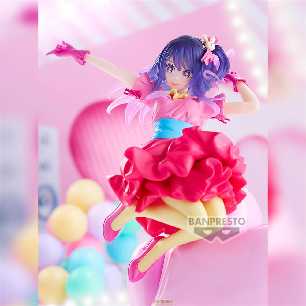 Figurka anime z fioletowymi włosami, różową sukienką i podniesionymi rękami na tle balonów.