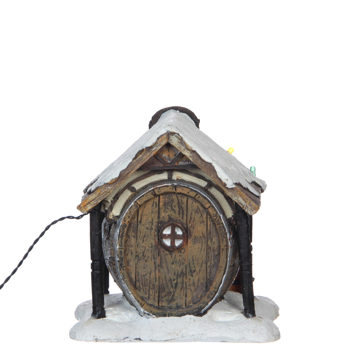 Een klein vatvormig houten huis in de sneeuw met een ronde deur.