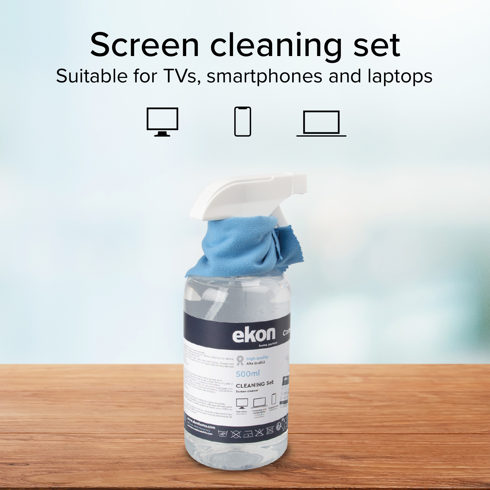 Set per la pulizia dello schermo con flacone spray e panno in microfibra blu su superficie in legno.