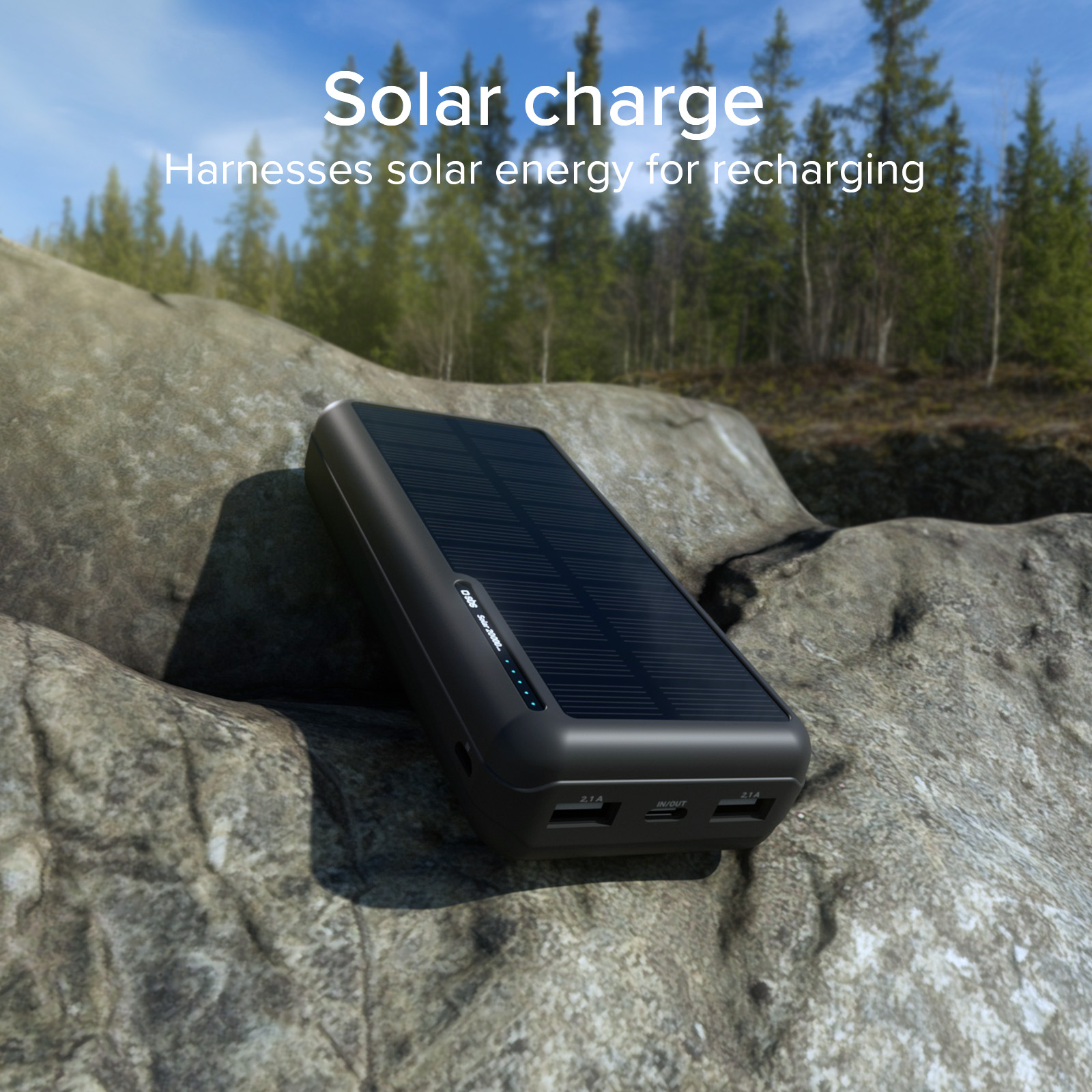 Eine schwarze Solarladestation auf einem Felsen im Wald.