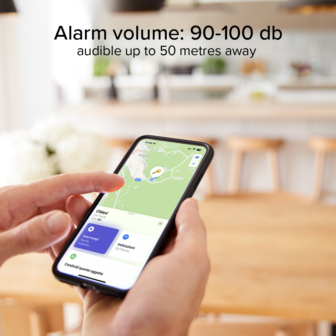 Smartphone con app di tracciamento chiavi e testo volume allarme in cucina.