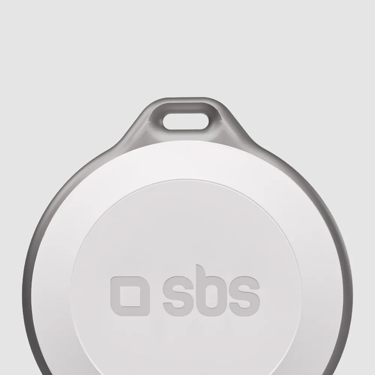 Un rastreador GPS redondo y blanco con un ojal superior y el logotipo sbs en gris.