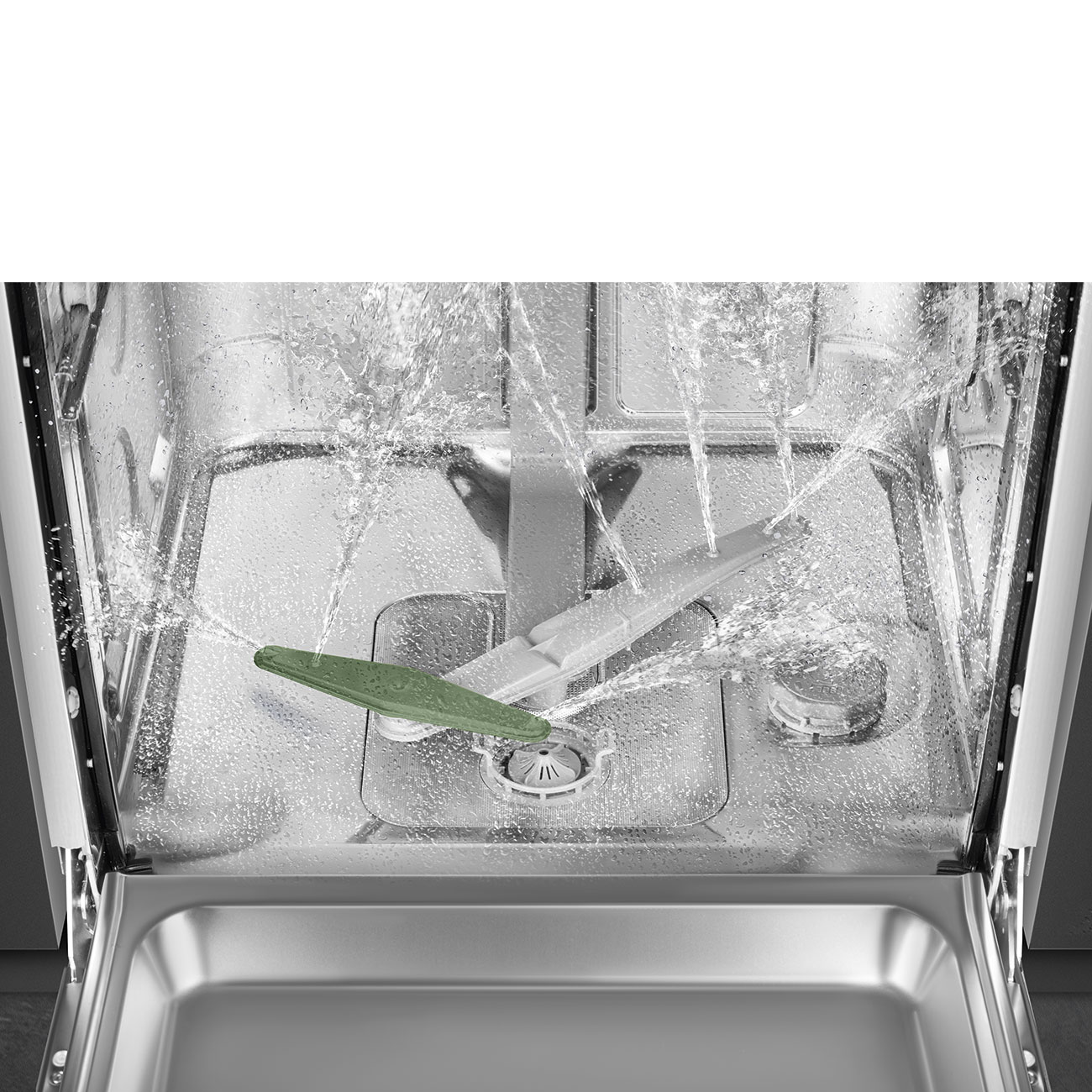 Lavastoviglie in funzione con bracci irroratori rotanti e spruzzi d'acqua all'interno.