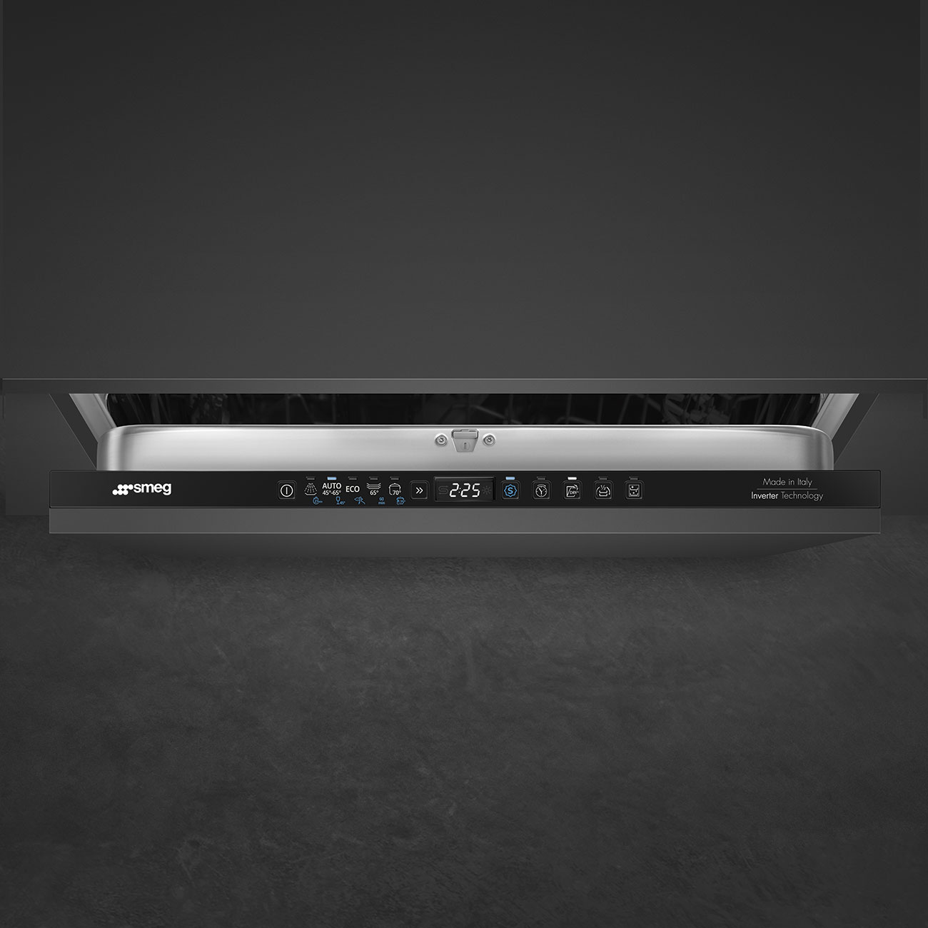 Lavastoviglie Smeg con display LED e tasti programmabili in cucina scura.