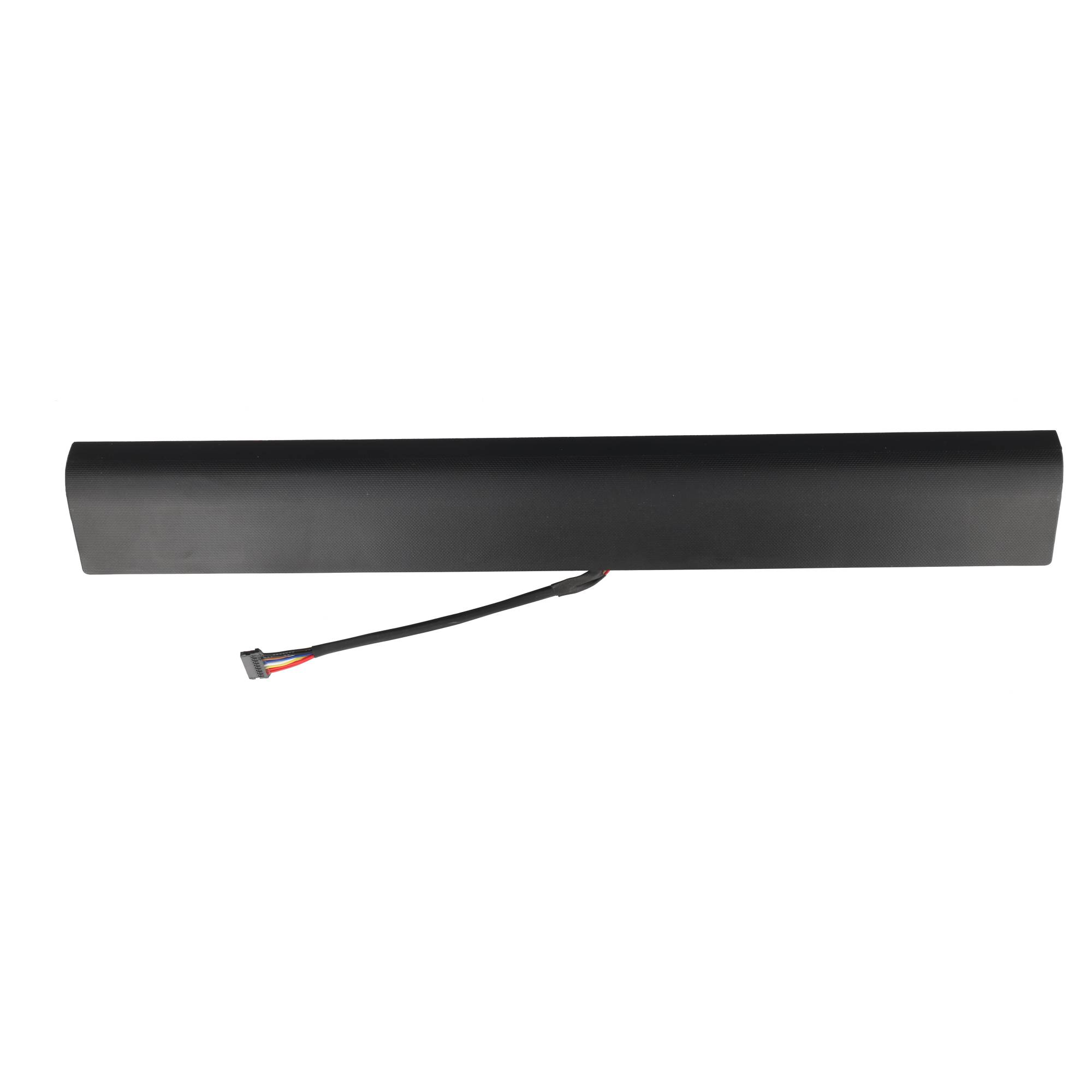 Ein schwarzer, rechteckiger Laptop-Akku mit kurzem Kabel und Stecker vor weißem Hintergrund.
