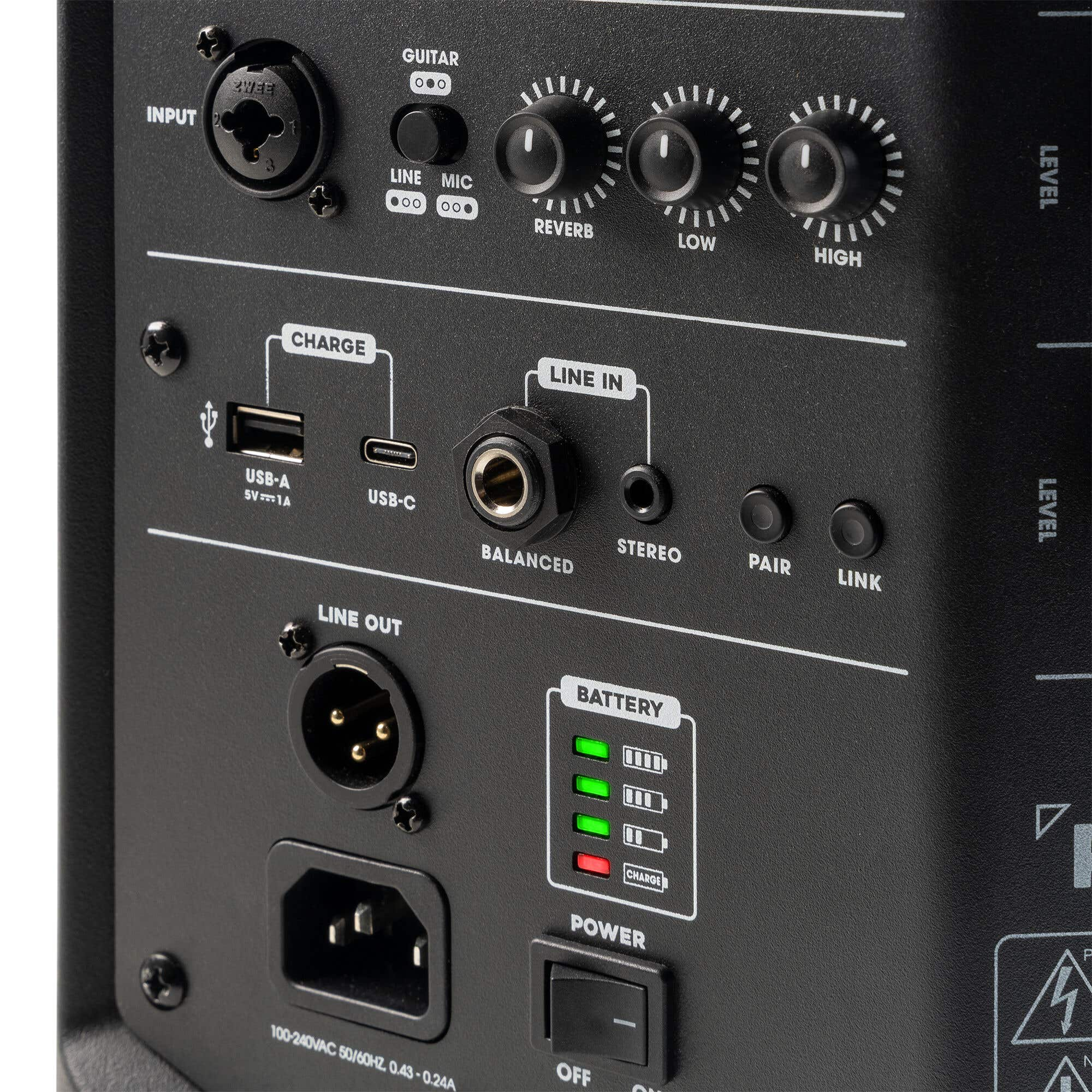 Panel trasero de un dispositivo de audio negro con entrada XLR, perillas, puertos USB y luces de batería.