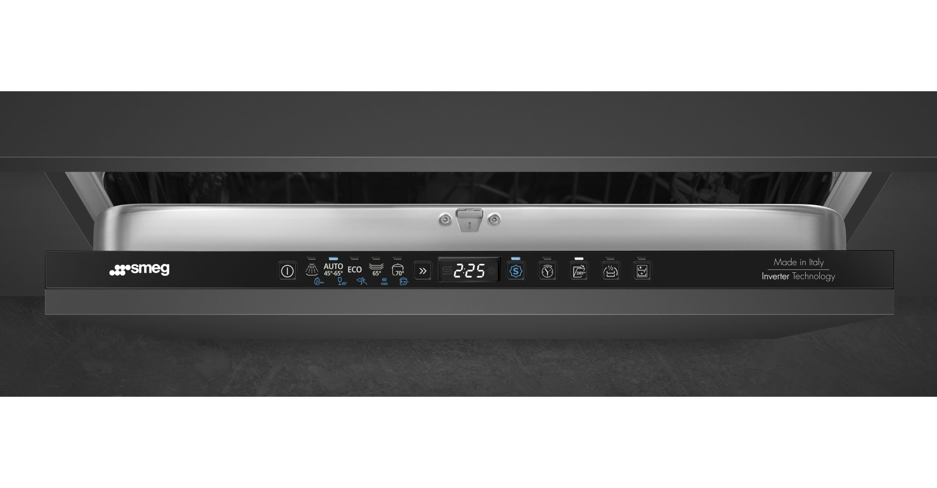 Pannello di controllo di una lavastoviglie Smeg nera con display LED e pulsanti di programma.