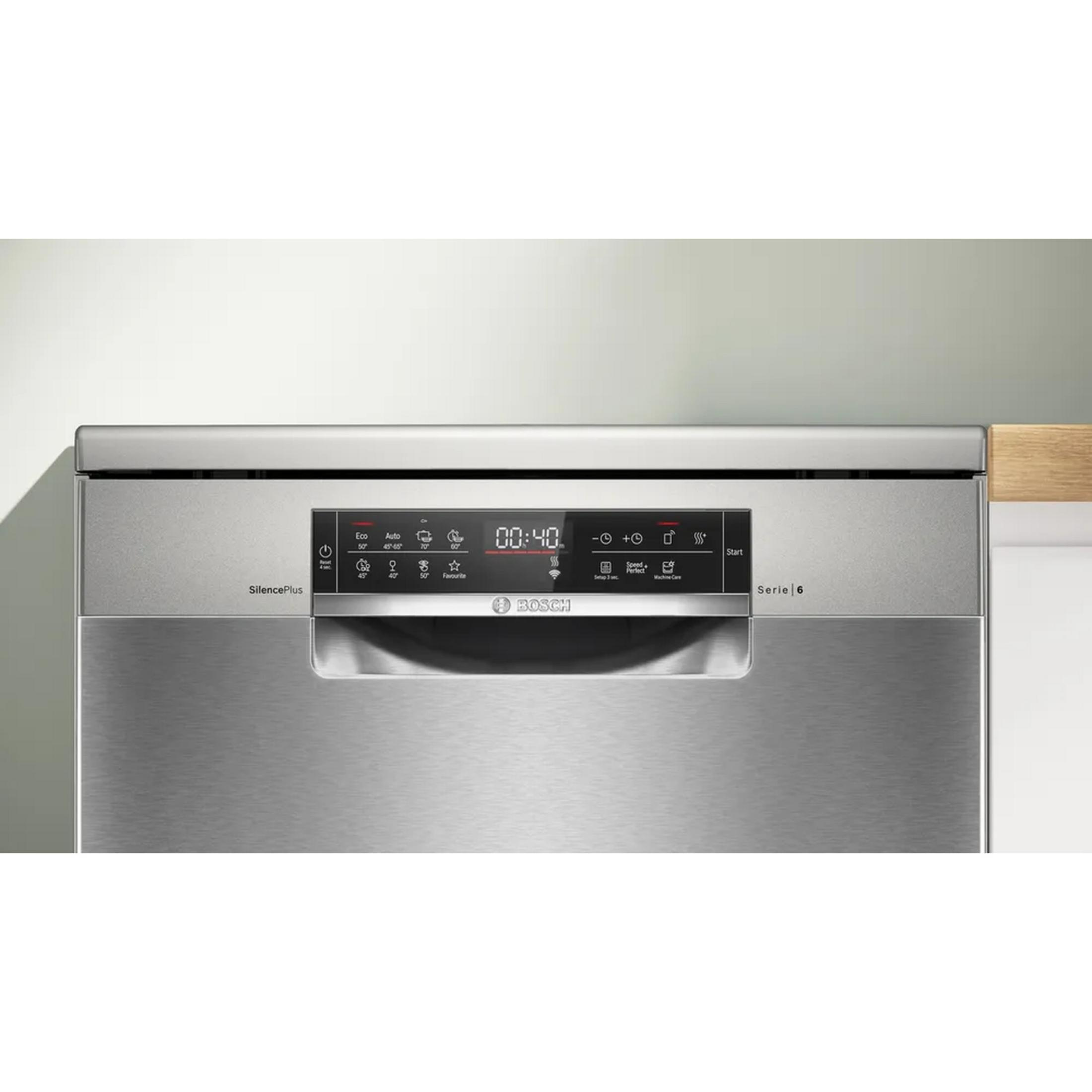 Vista frontale di una lavastoviglie Bosch Serie 6 argentata con display digitale.