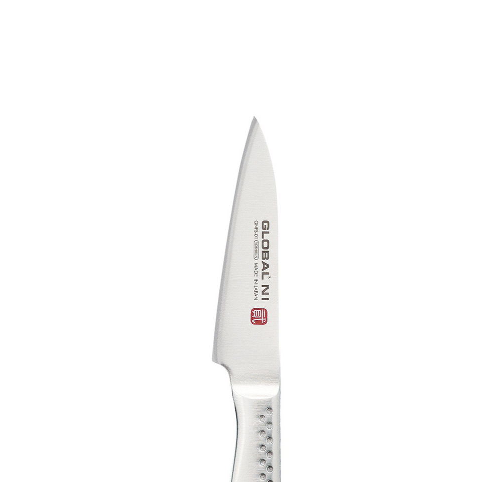 Nahaufnahme einer Global Ni Küchenmesser-Klinge auf weißem Hintergrund mit Branding und rotem Logo.