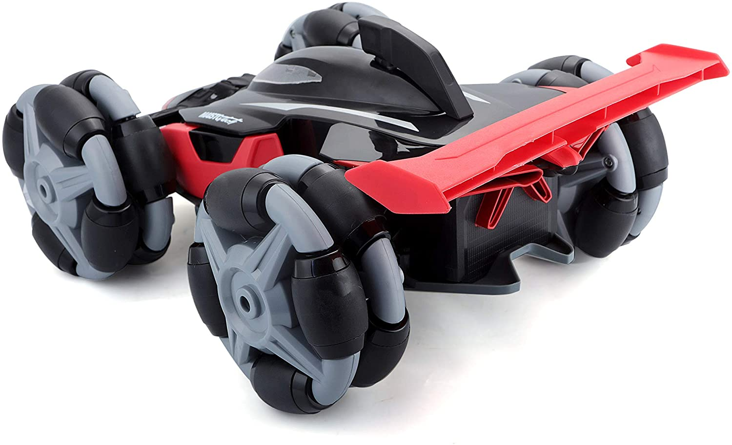 Ein schwarz-rotes RC-Auto mit großen, grauen Mecanum-Rädern und einem roten Heckspoiler auf weißem Hintergrund.