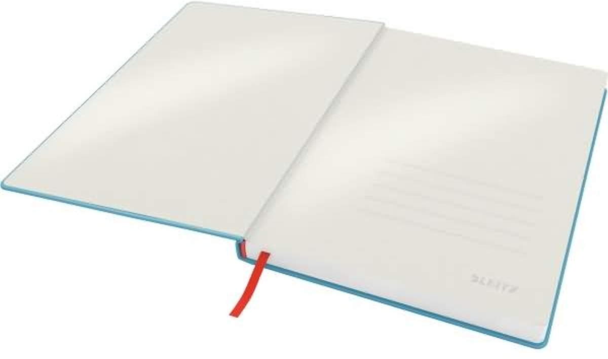 Ein offenes blaues Notizbuch mit leeren weißen Seiten und einem roten Bandlesezeichen.