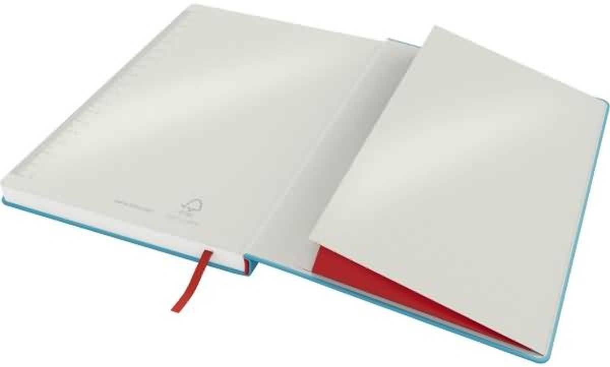 Ein offenes blaues Notizbuch mit leeren weißen Seiten und einem roten Leseband liegt auf weißem Hintergrund.